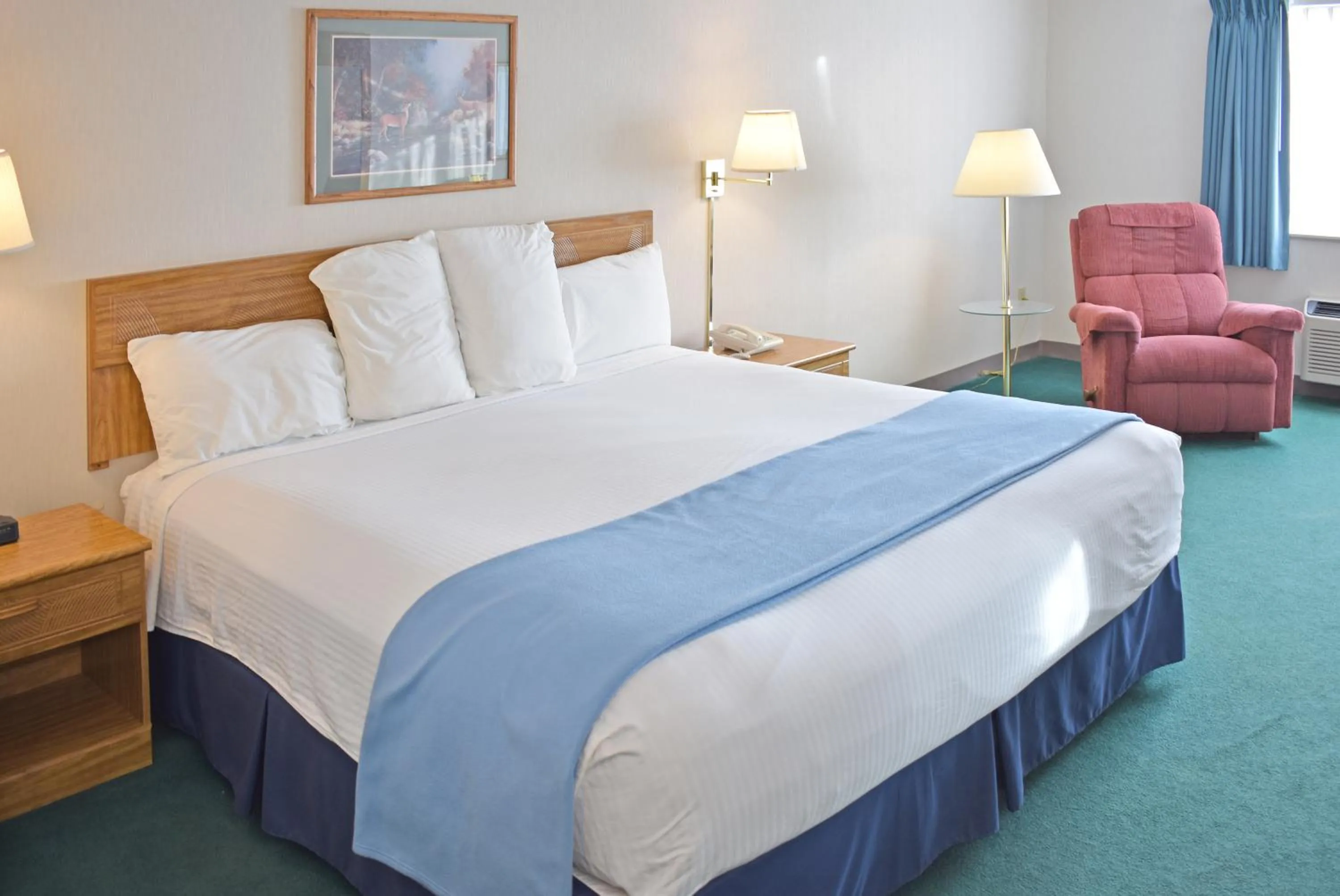 Bed in Americas Best Value Inn & Suites - Tahquamenon Country