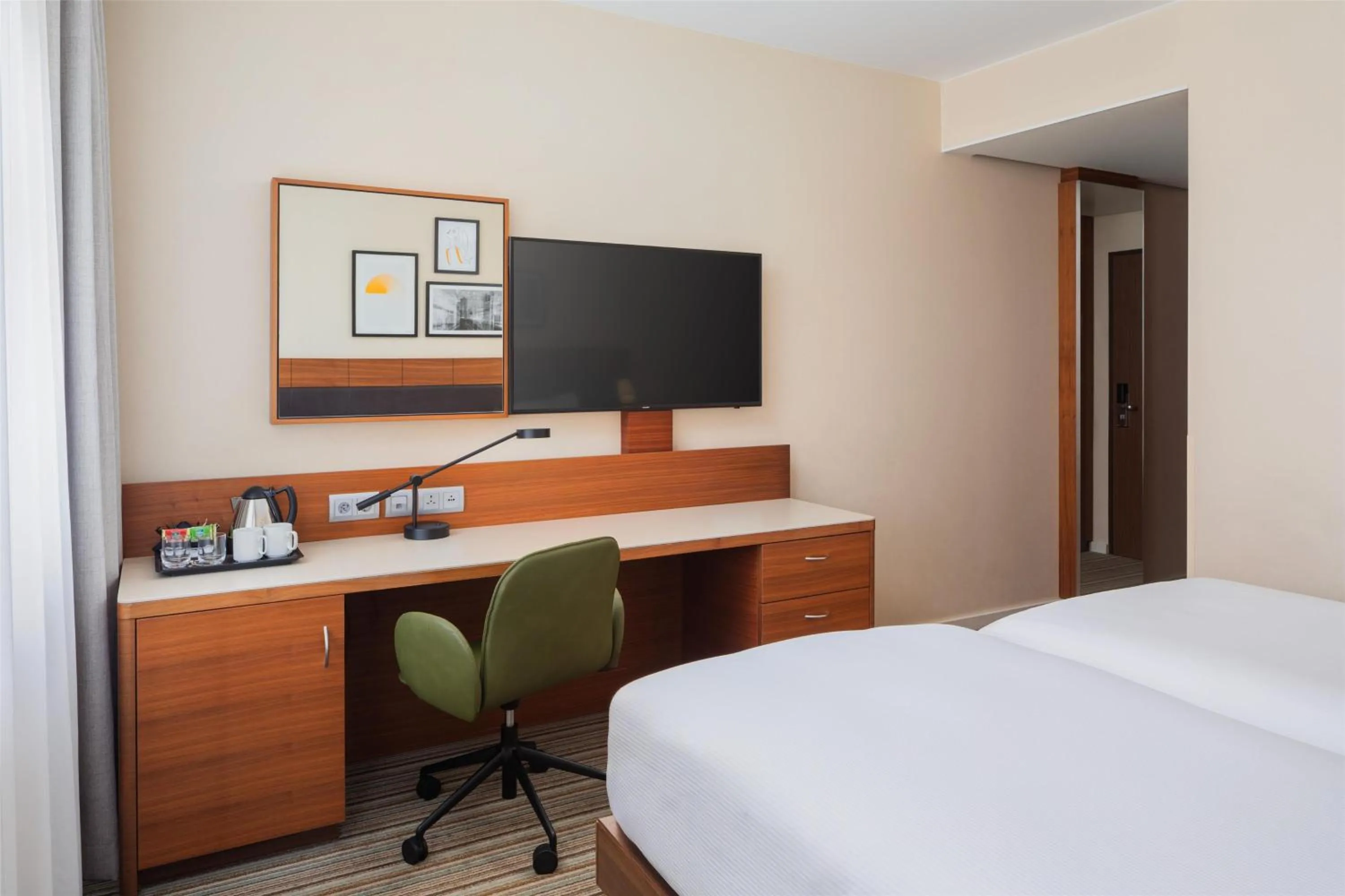 Bedroom, Bed in Hilton Garden Inn Frankfurt Airport