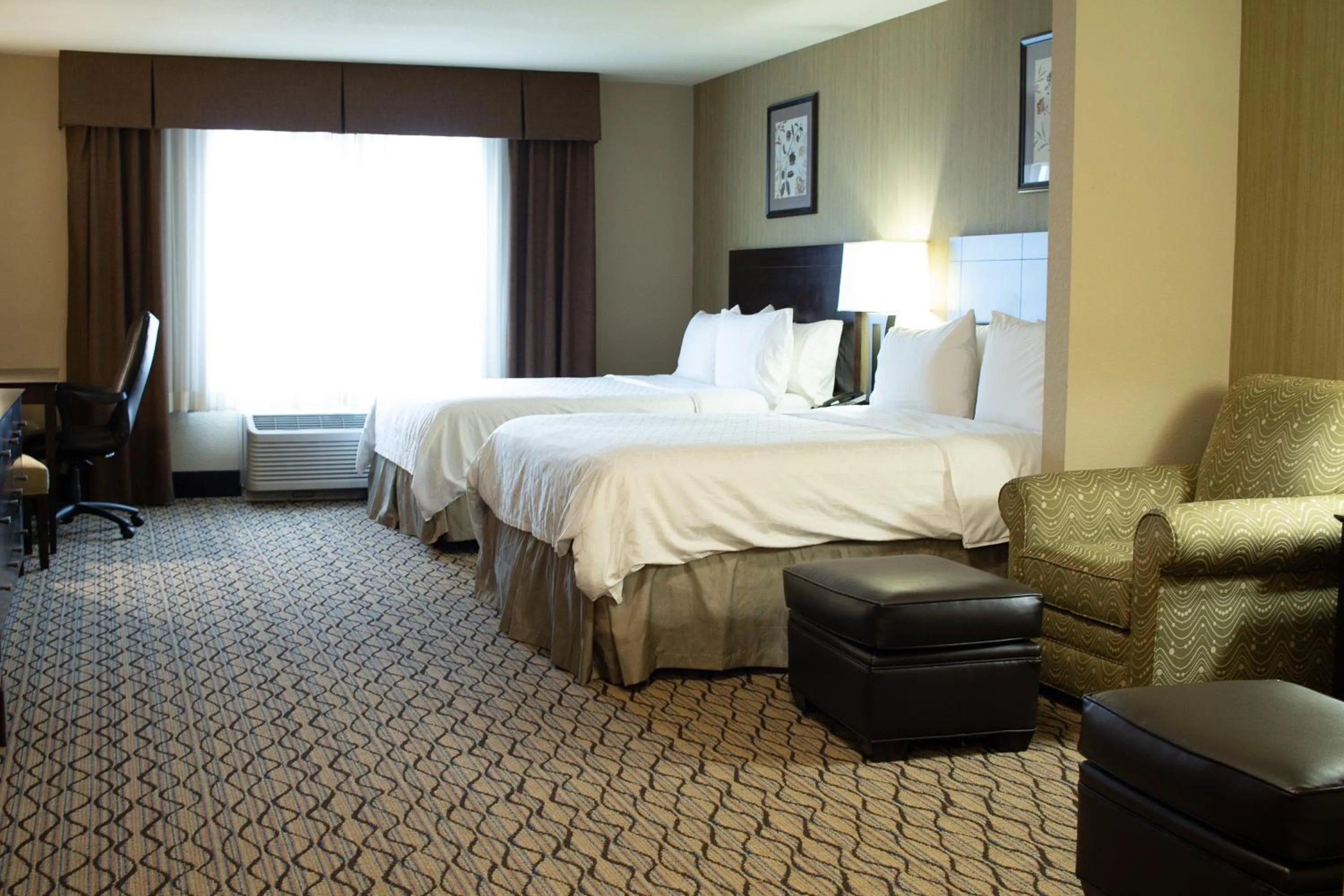 Bed in Holiday Inn Express & Suites - Williston by IHG