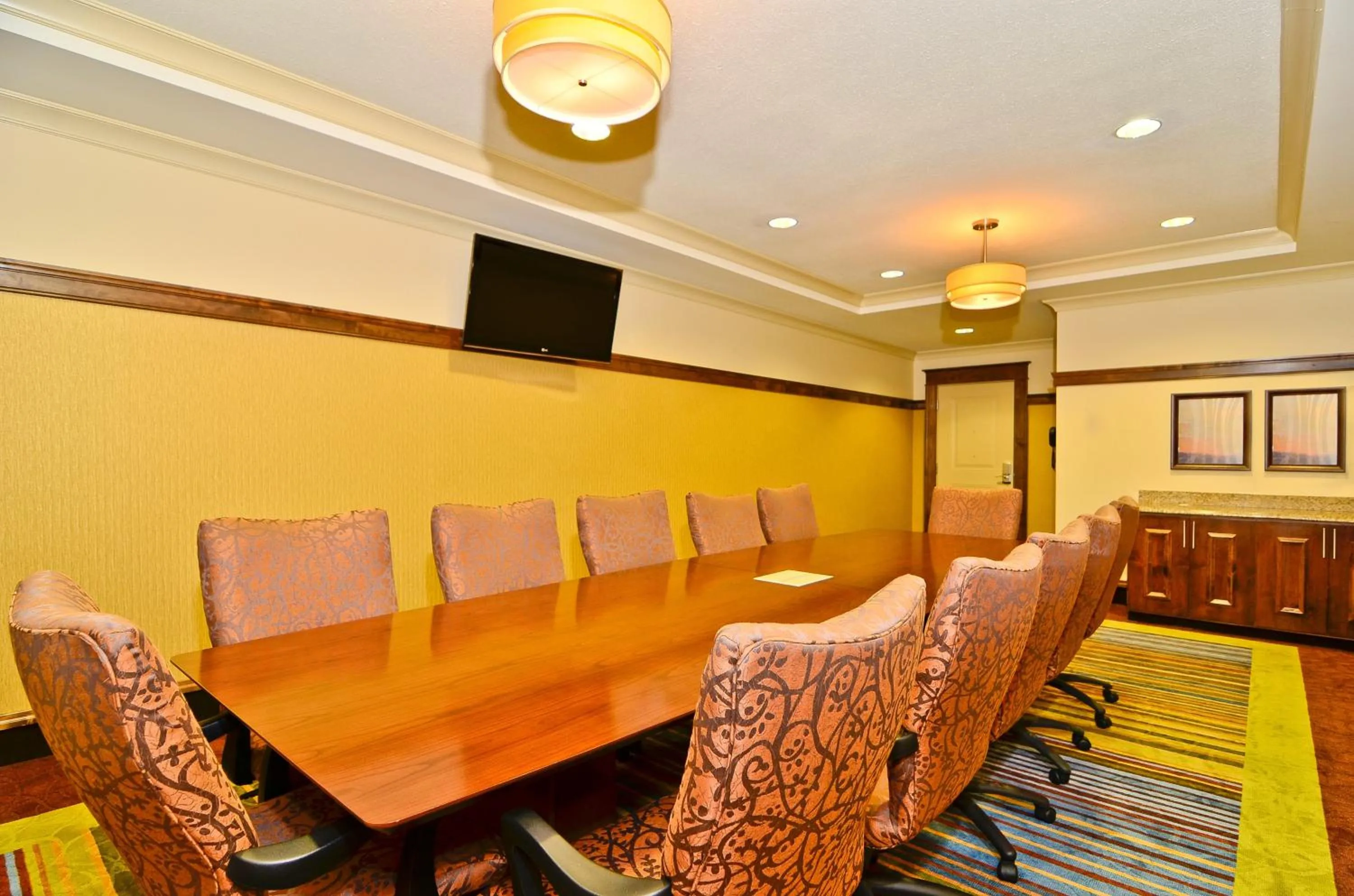 Meeting/conference room in Holiday Inn Express & Suites - Williston by IHG