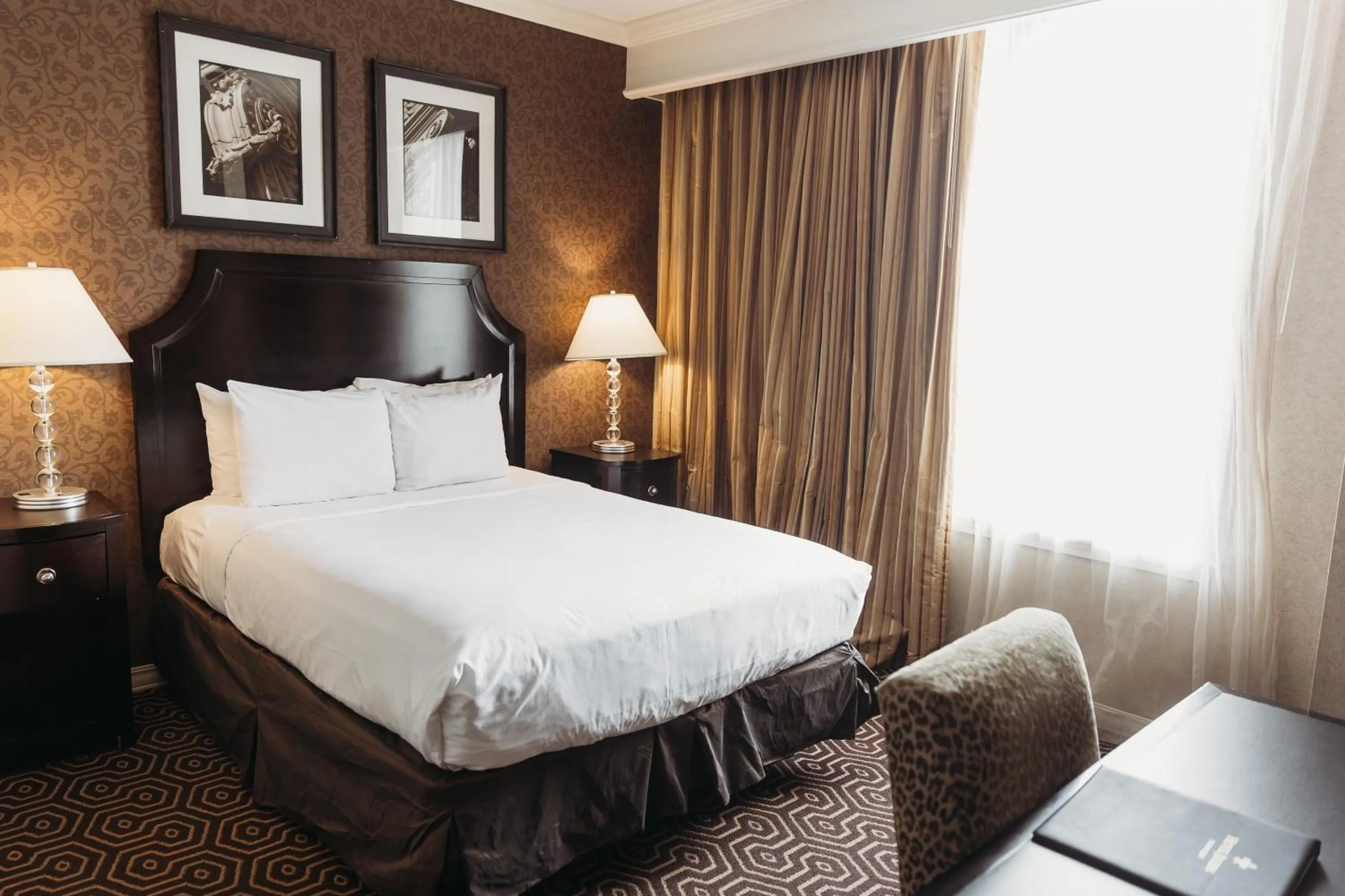 Bedroom, Bed in Hotel Julien Dubuque