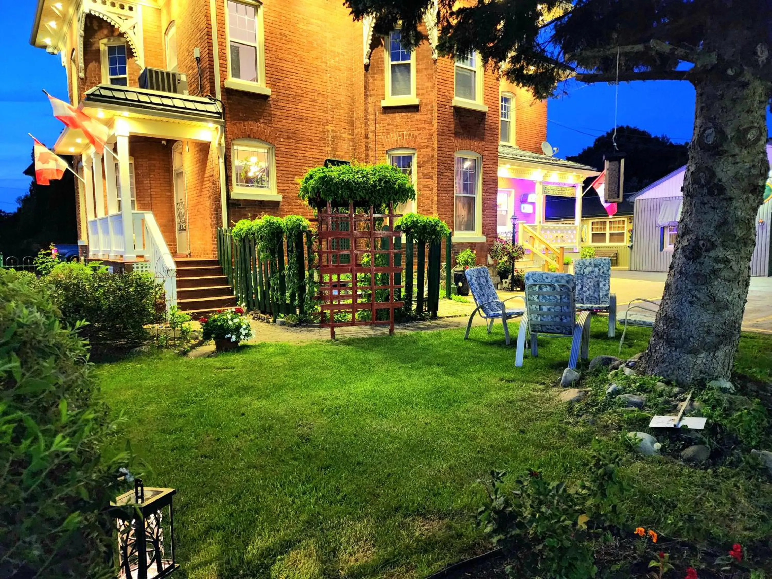 Garden in Maple Leaf Motel