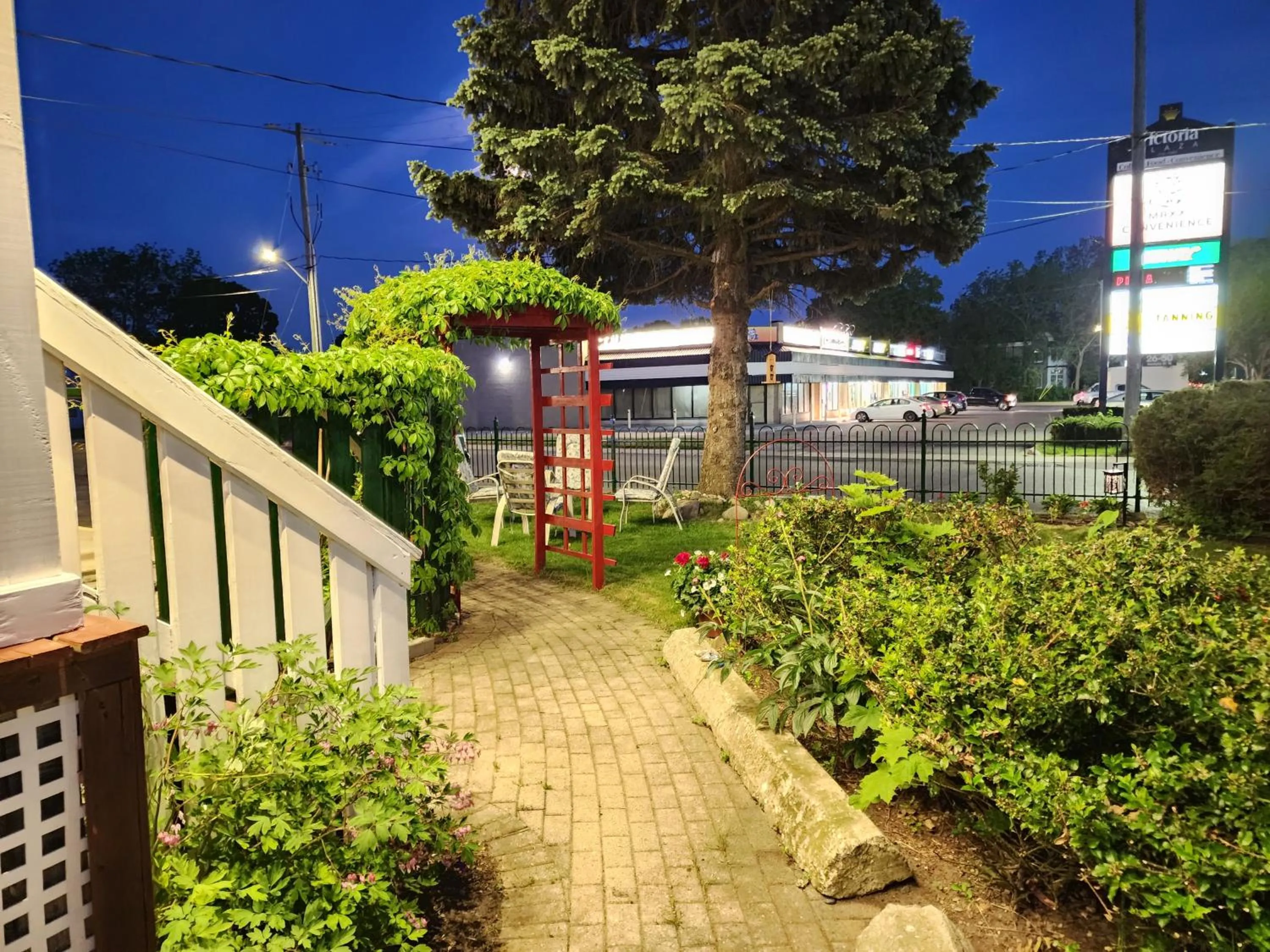 Garden view in Maple Leaf Motel