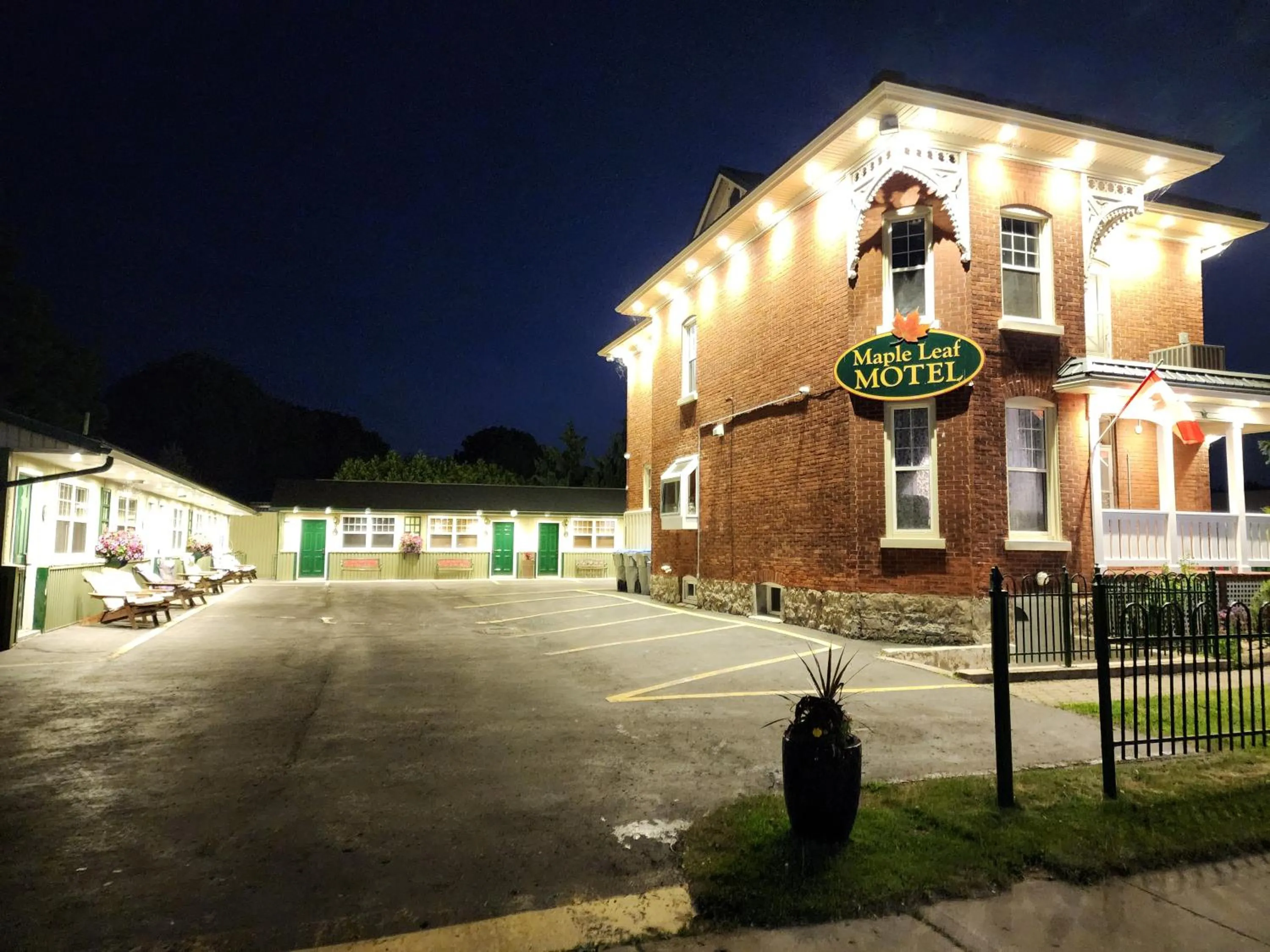 Property building in Maple Leaf Motel
