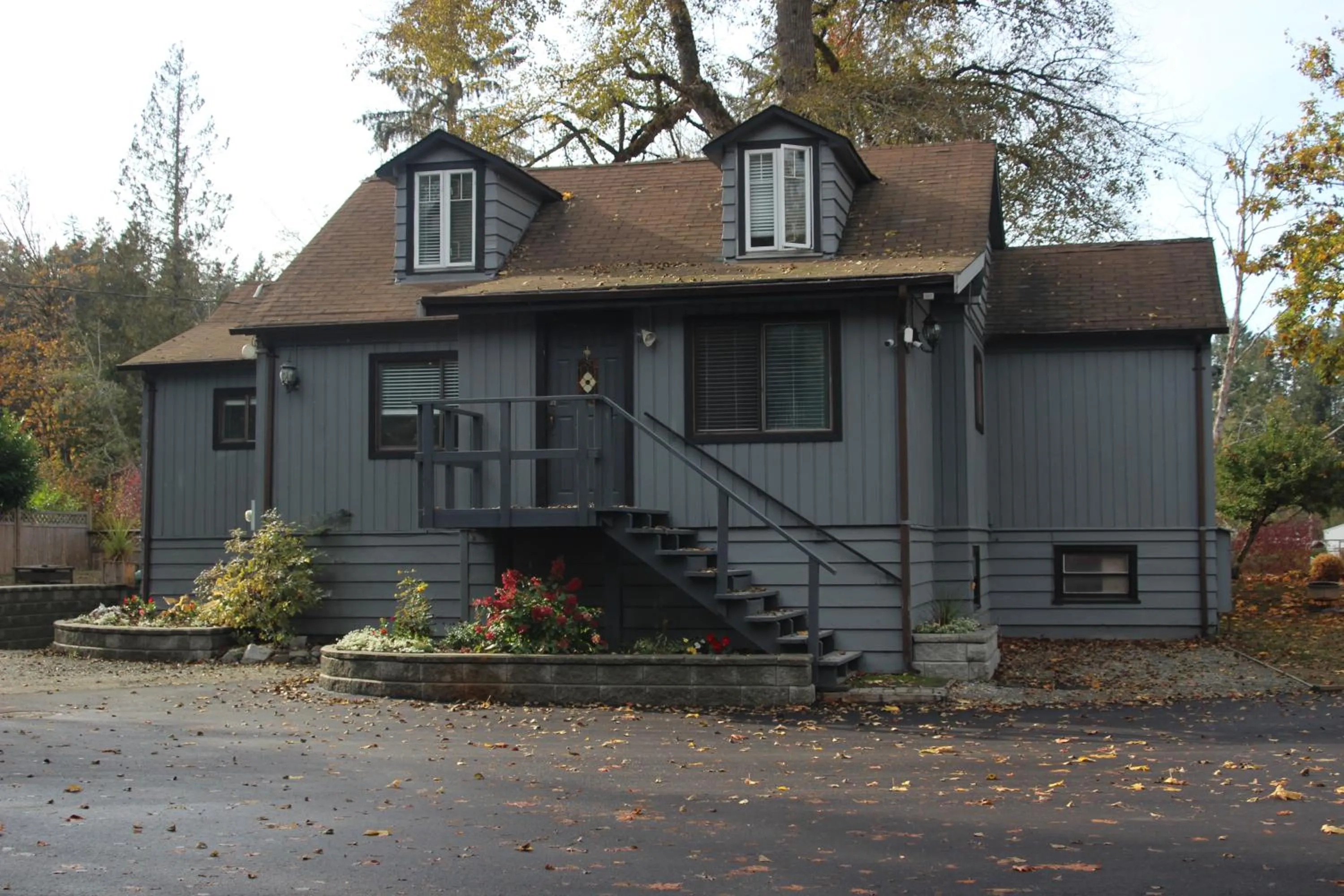 Property building in Riverside Resort & RV Park