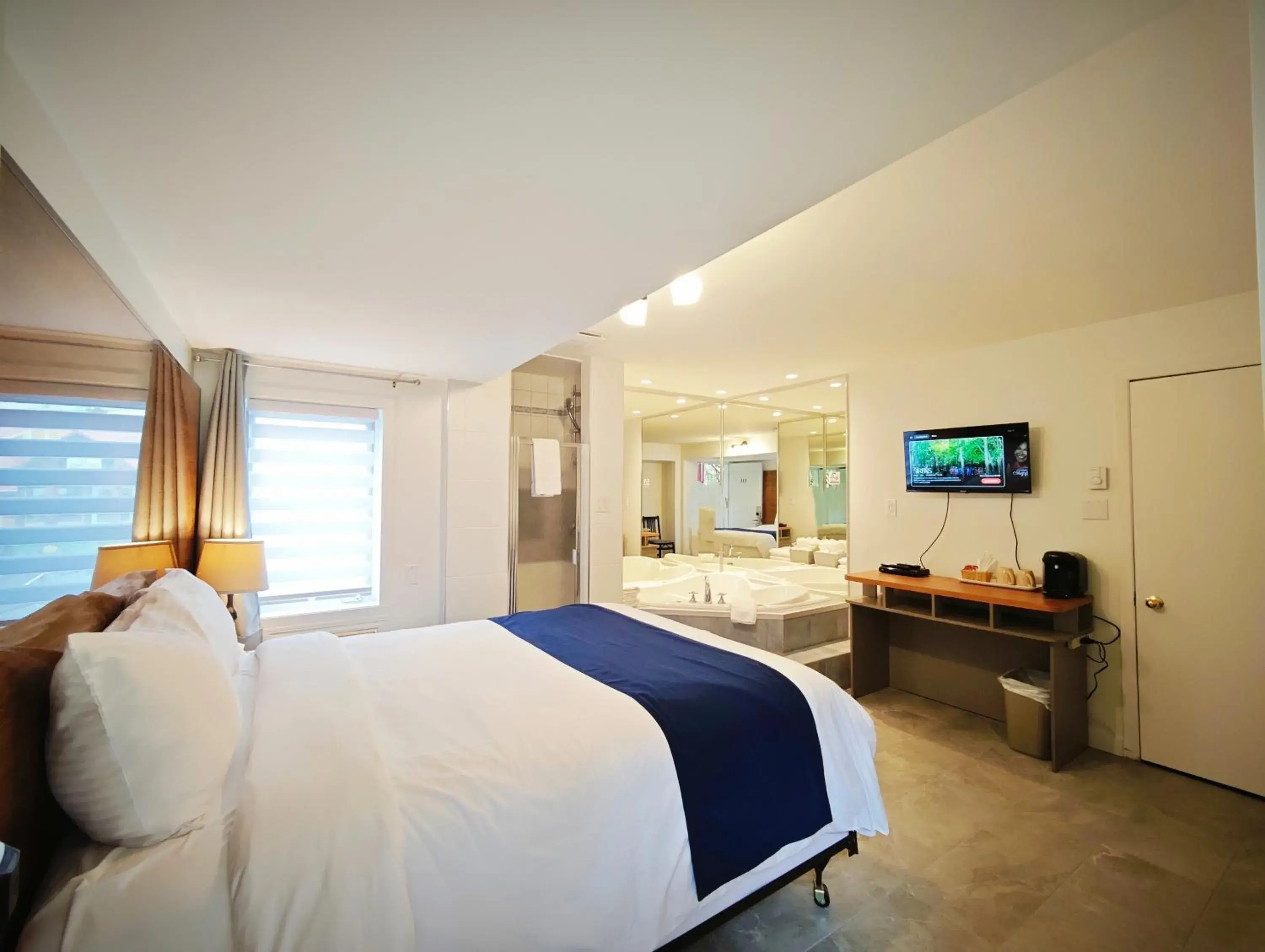 Queen Room with Spa Bath in Motel des Pentes et Suites Queen Room with Spa Bath in Motel des Pentes et Suites