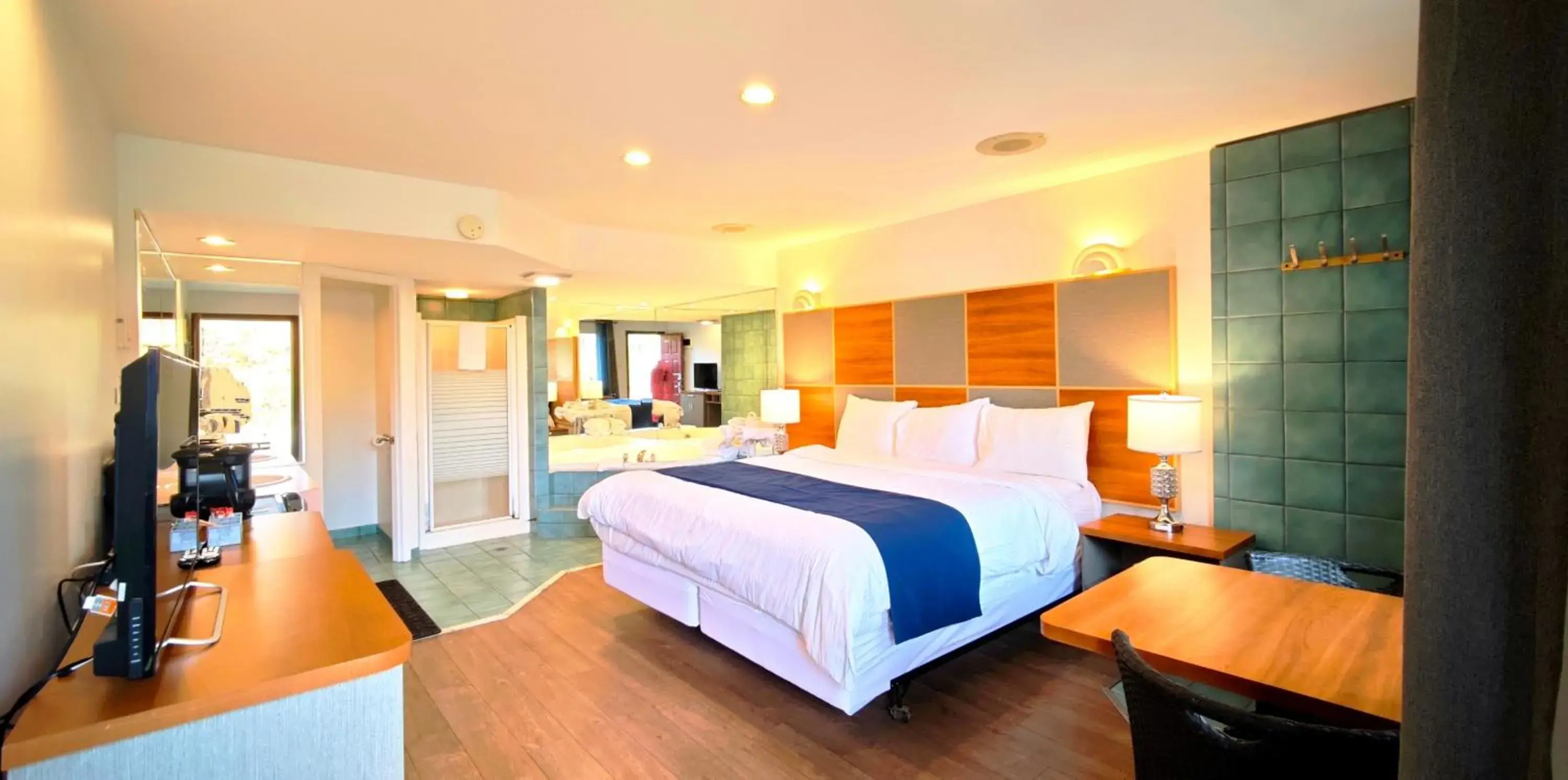 King Room with Spa Bath in Motel des Pentes et Suites King Room with Spa Bath in Motel des Pentes et Suites