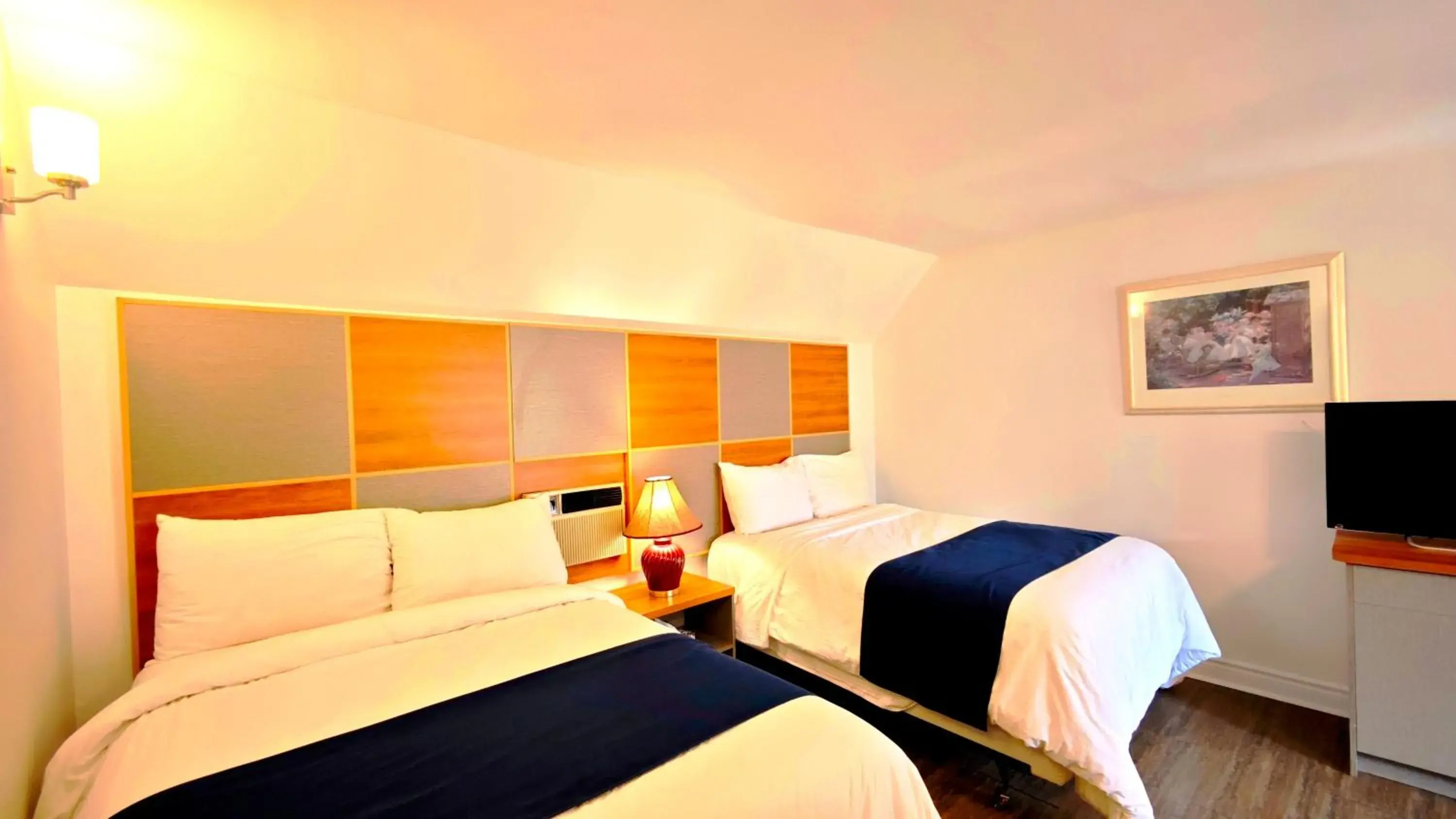 Double Room with Two Double Beds in Motel des Pentes et Suites Double Room with Two Double Beds in Motel des Pentes et Suites
