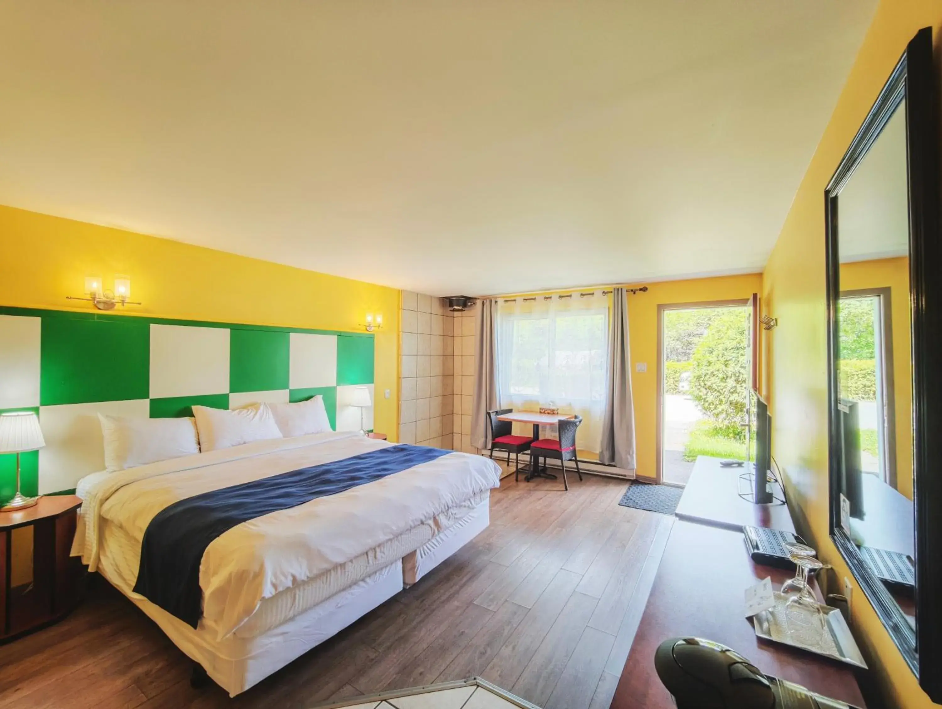 Deluxe King Room in Motel des Pentes et Suites Deluxe King Room in Motel des Pentes et Suites