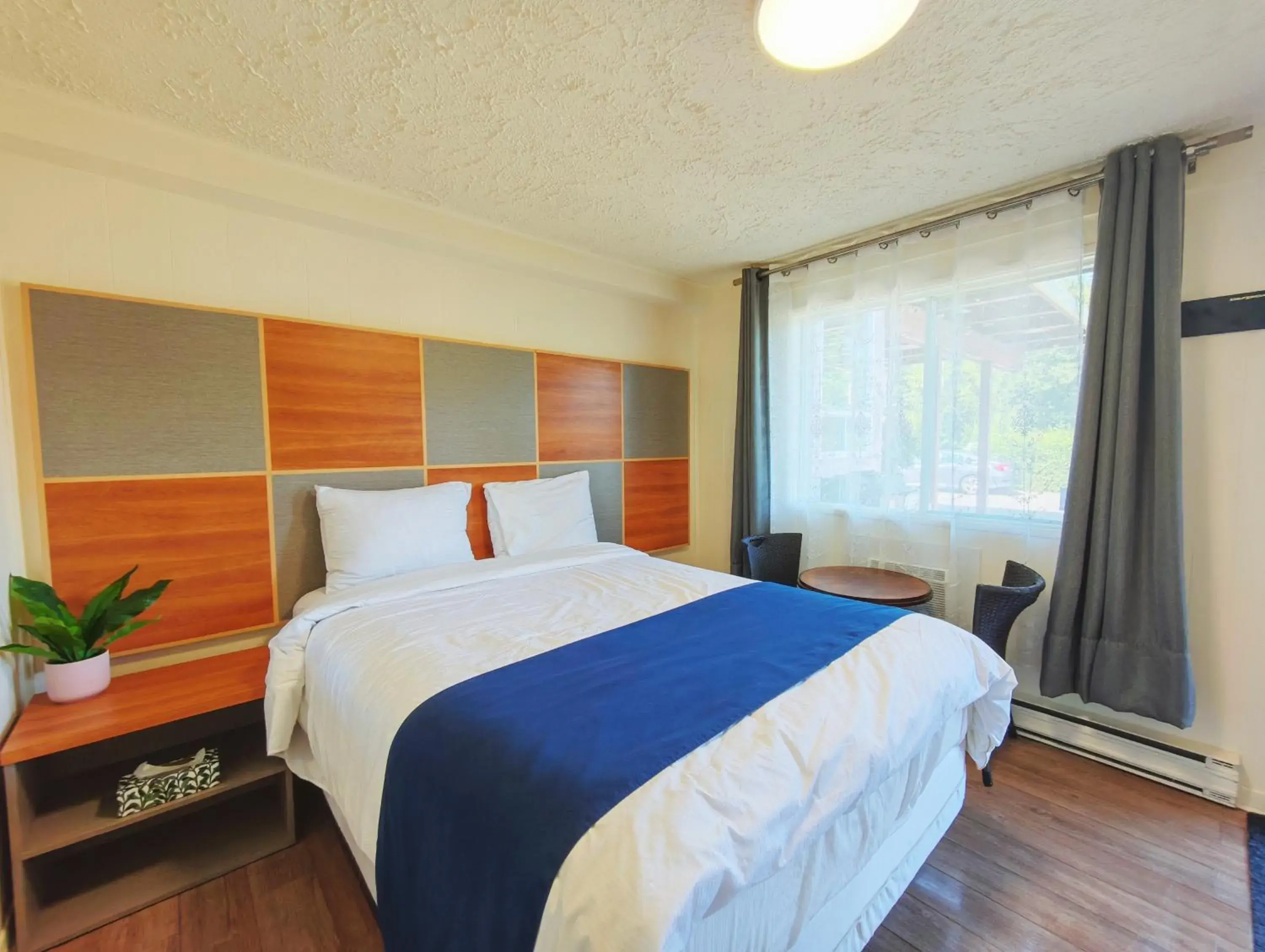 Budget Double Room in Motel des Pentes et Suites Budget Double Room in Motel des Pentes et Suites