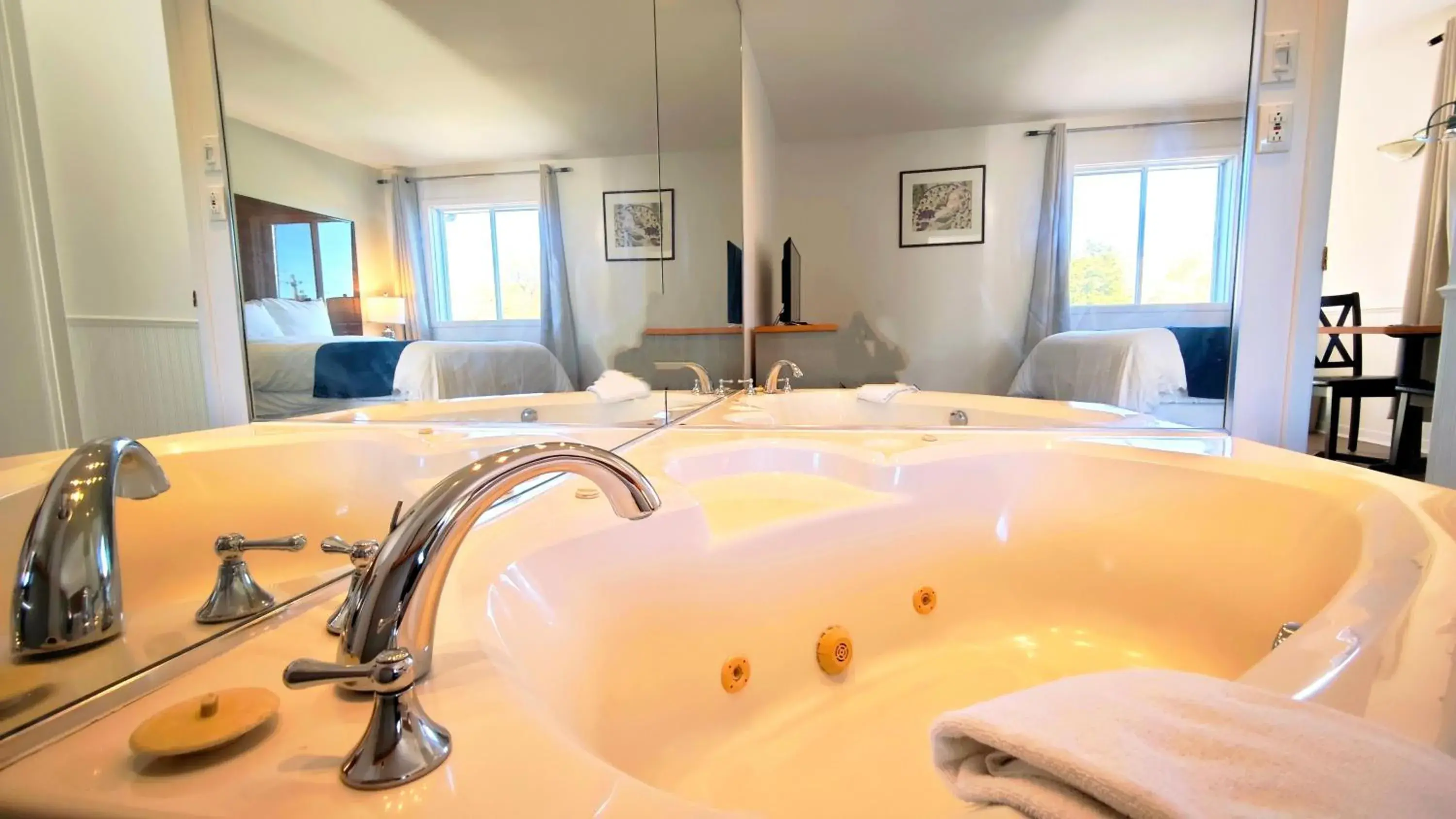 Queen Suite with Spa Bath in Motel des Pentes et Suites Queen Suite with Spa Bath in Motel des Pentes et Suites
