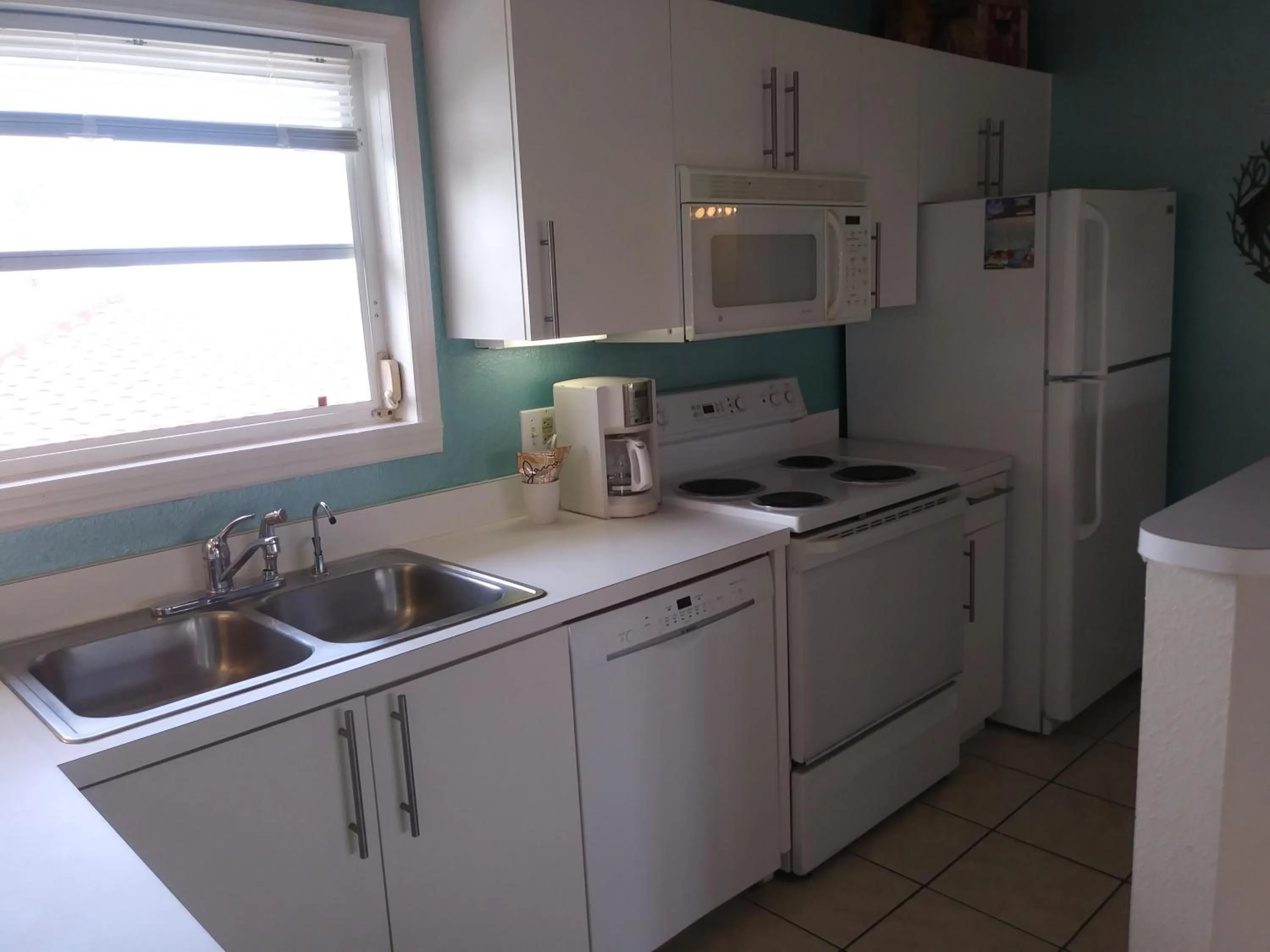 Kitchen or kitchenette in Turtle Crawl Inn - Longboat Key