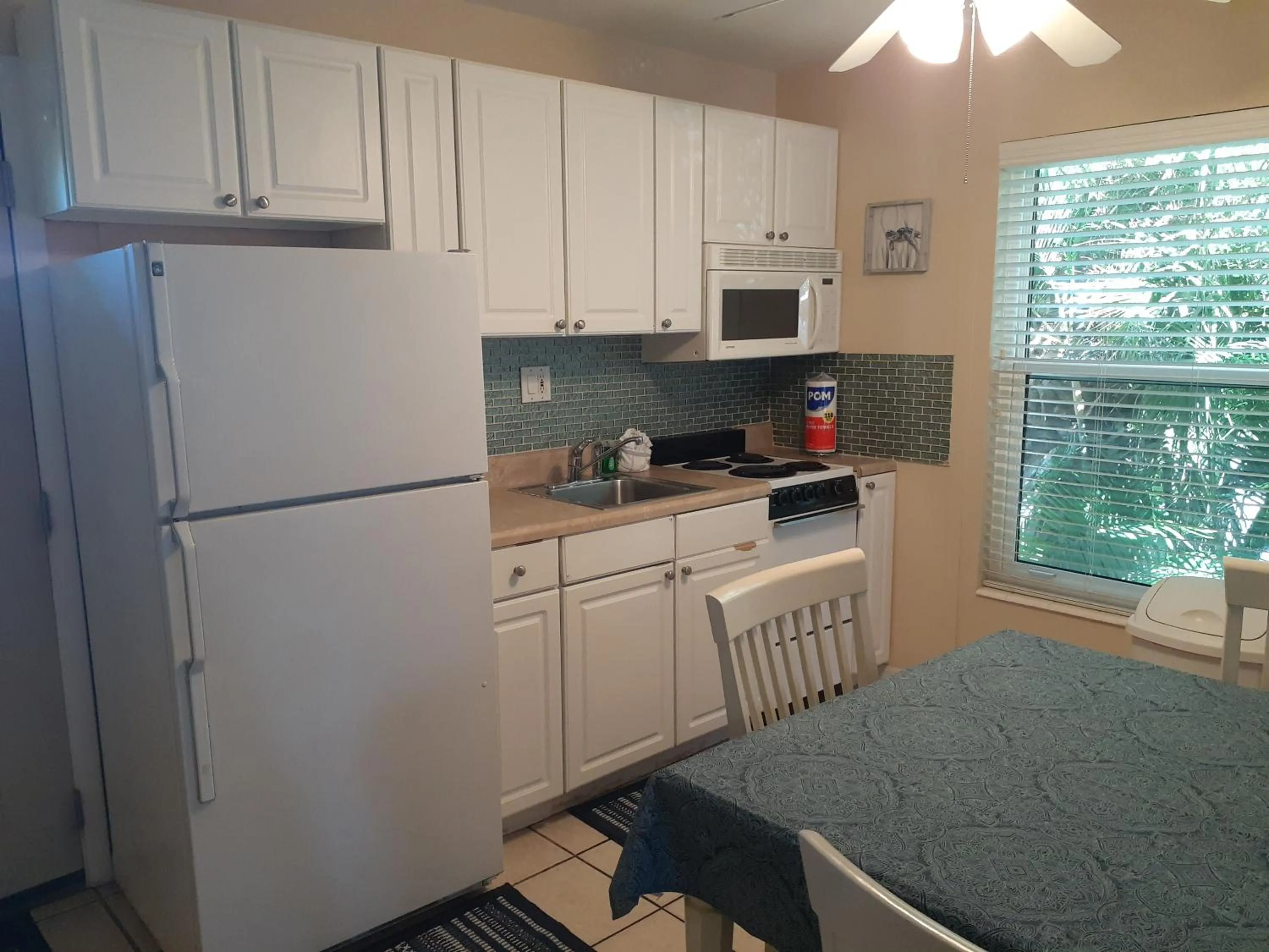 Dining area in Turtle Crawl Inn - Longboat Key