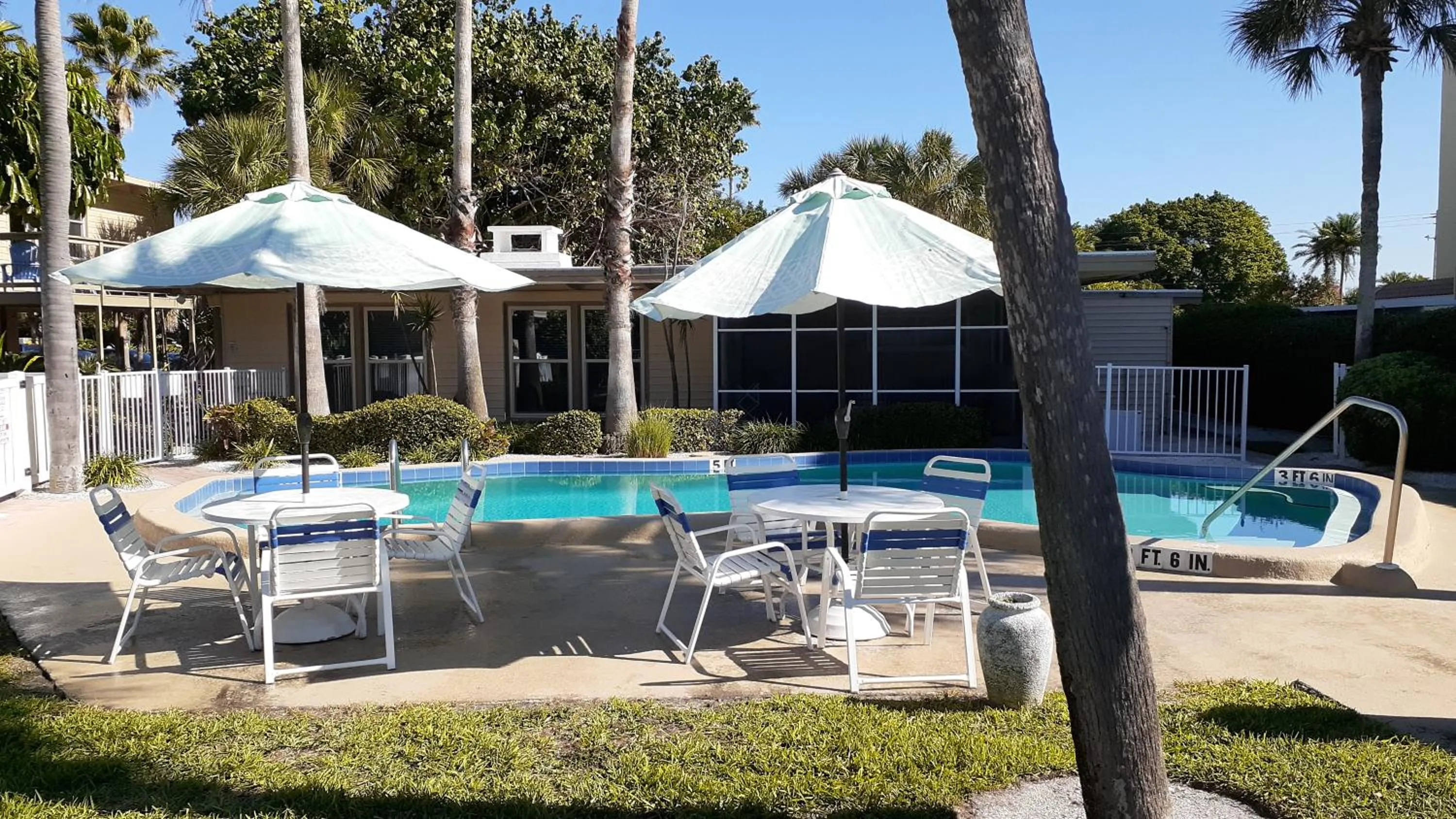 Swimming pool in Turtle Crawl Inn - Longboat Key