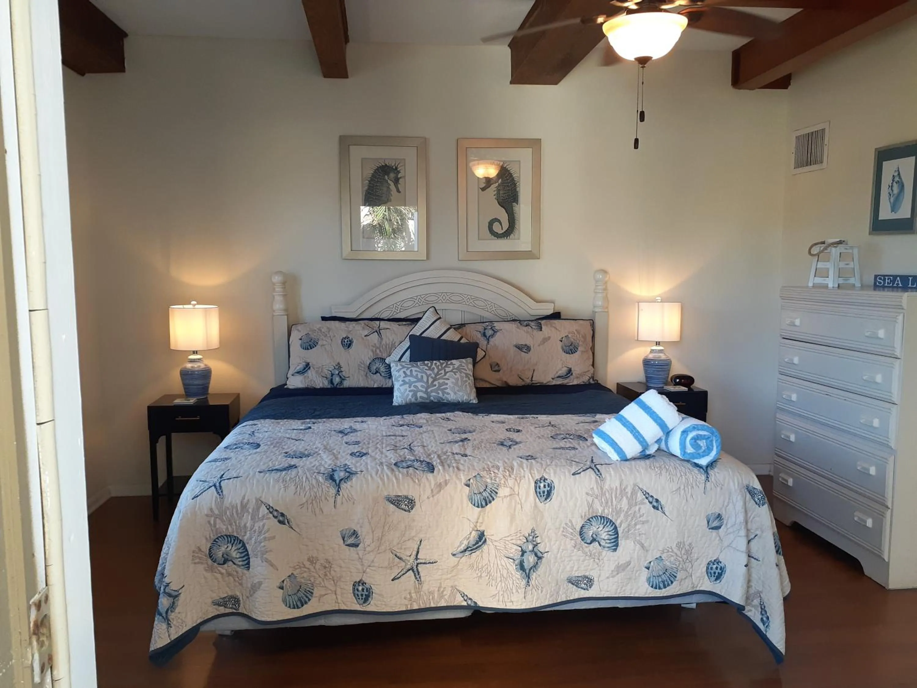 Bed in Turtle Crawl Inn - Longboat Key