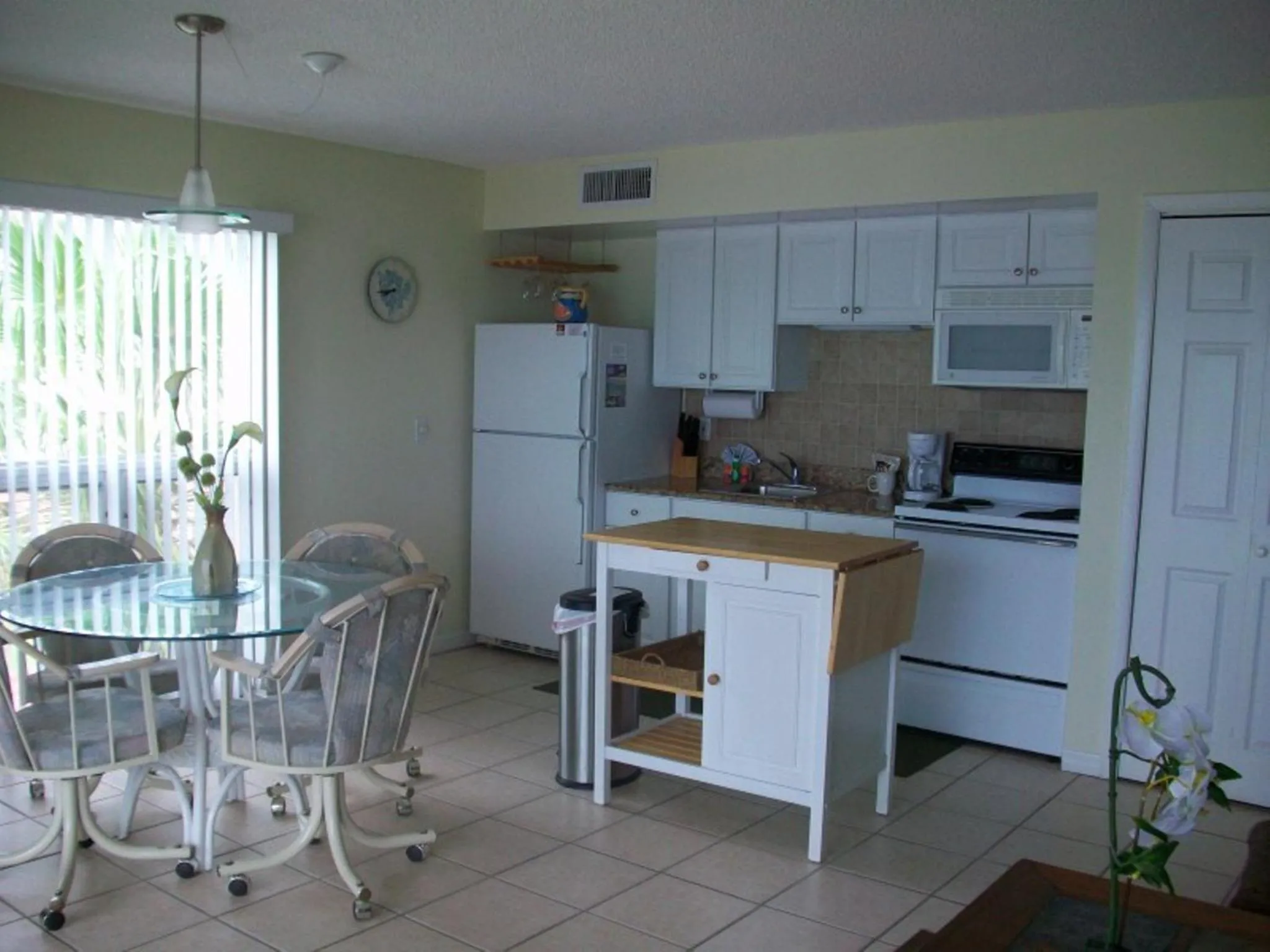Dining area in Turtle Crawl Inn - Longboat Key