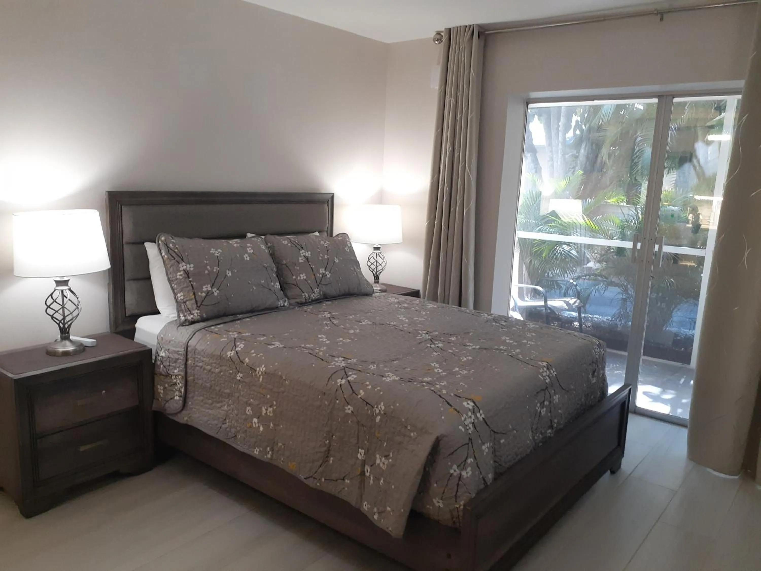 Bed in Turtle Crawl Inn - Longboat Key