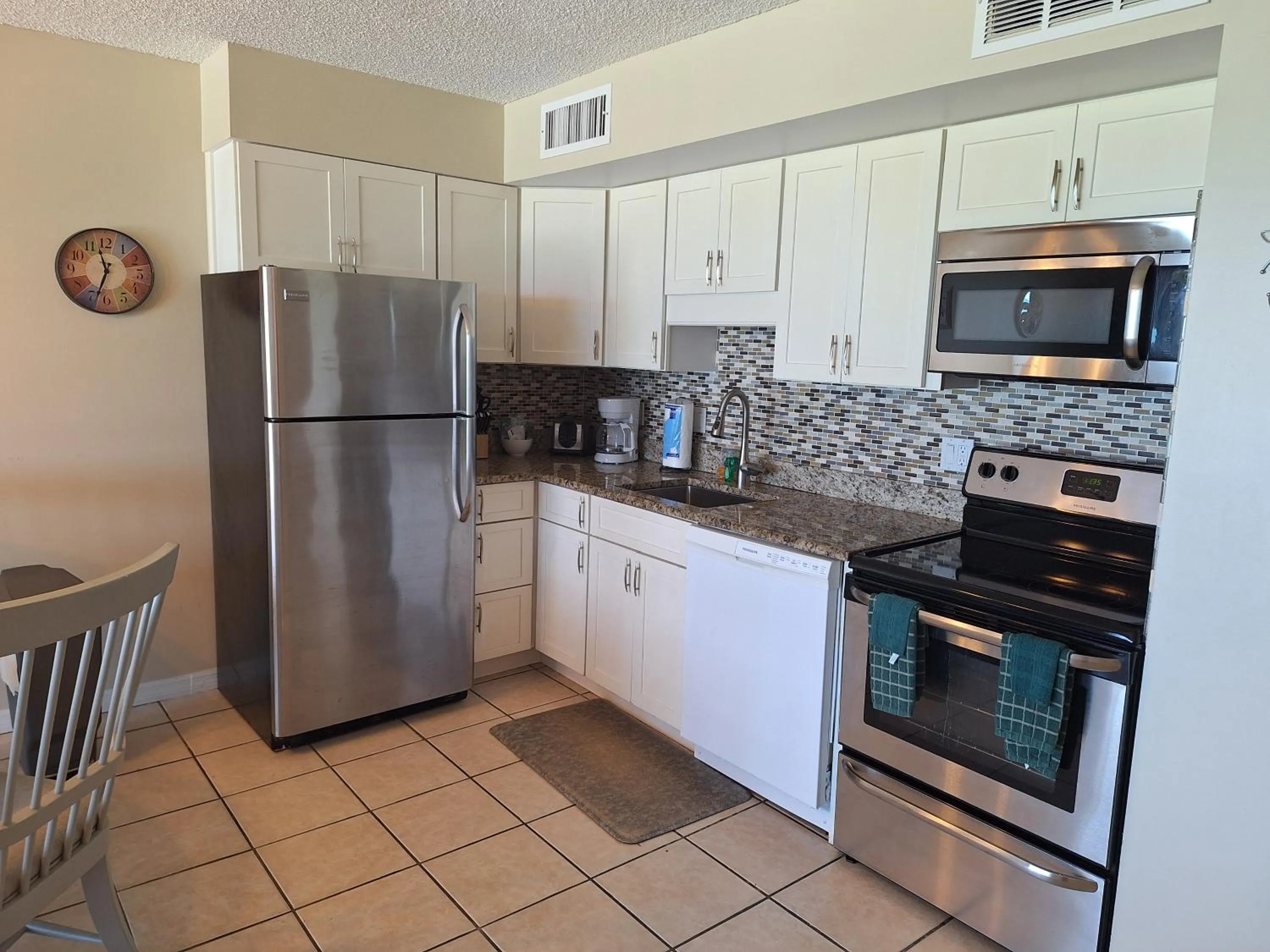 Kitchen or kitchenette in Turtle Crawl Inn - Longboat Key