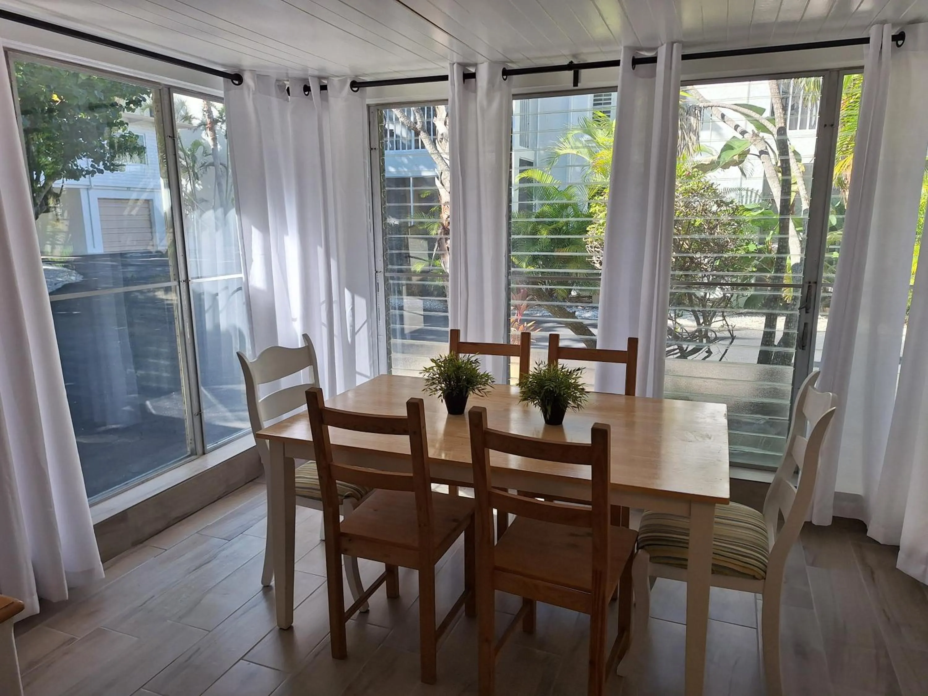 Dining area in Turtle Crawl Inn - Longboat Key