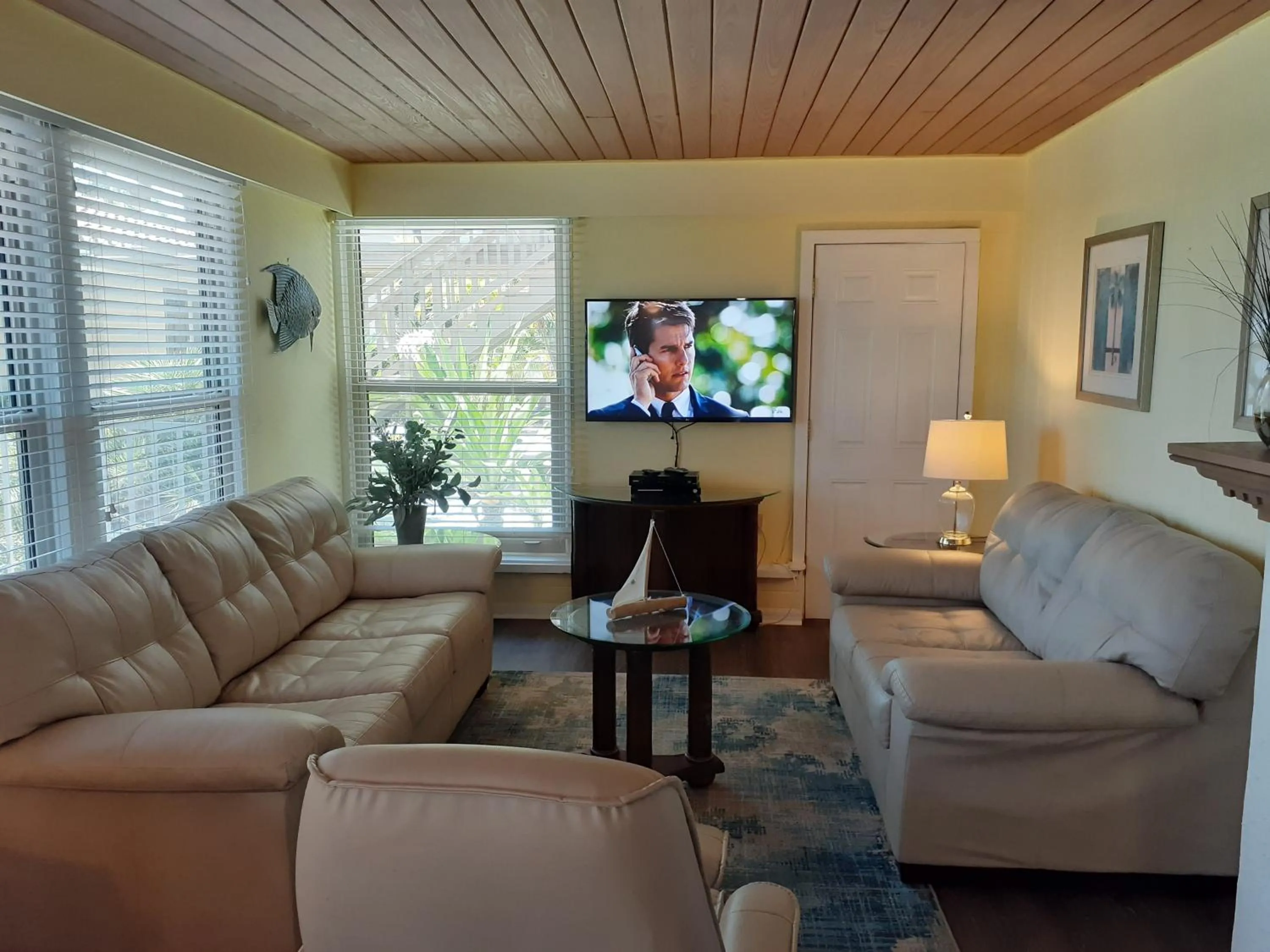 Living room in Turtle Crawl Inn - Longboat Key