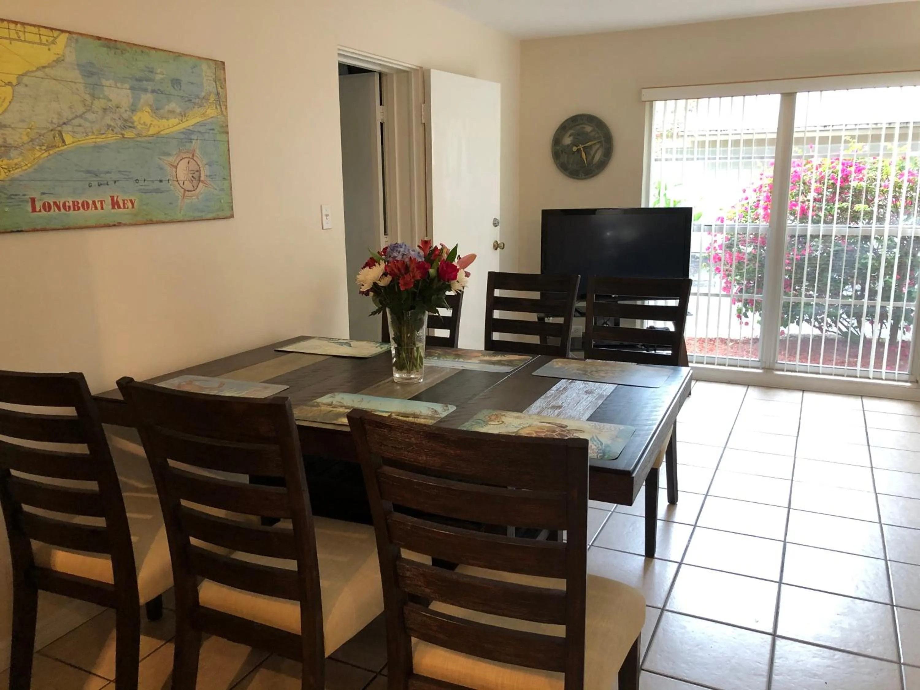 Communal lounge/ TV room in Turtle Crawl Inn - Longboat Key