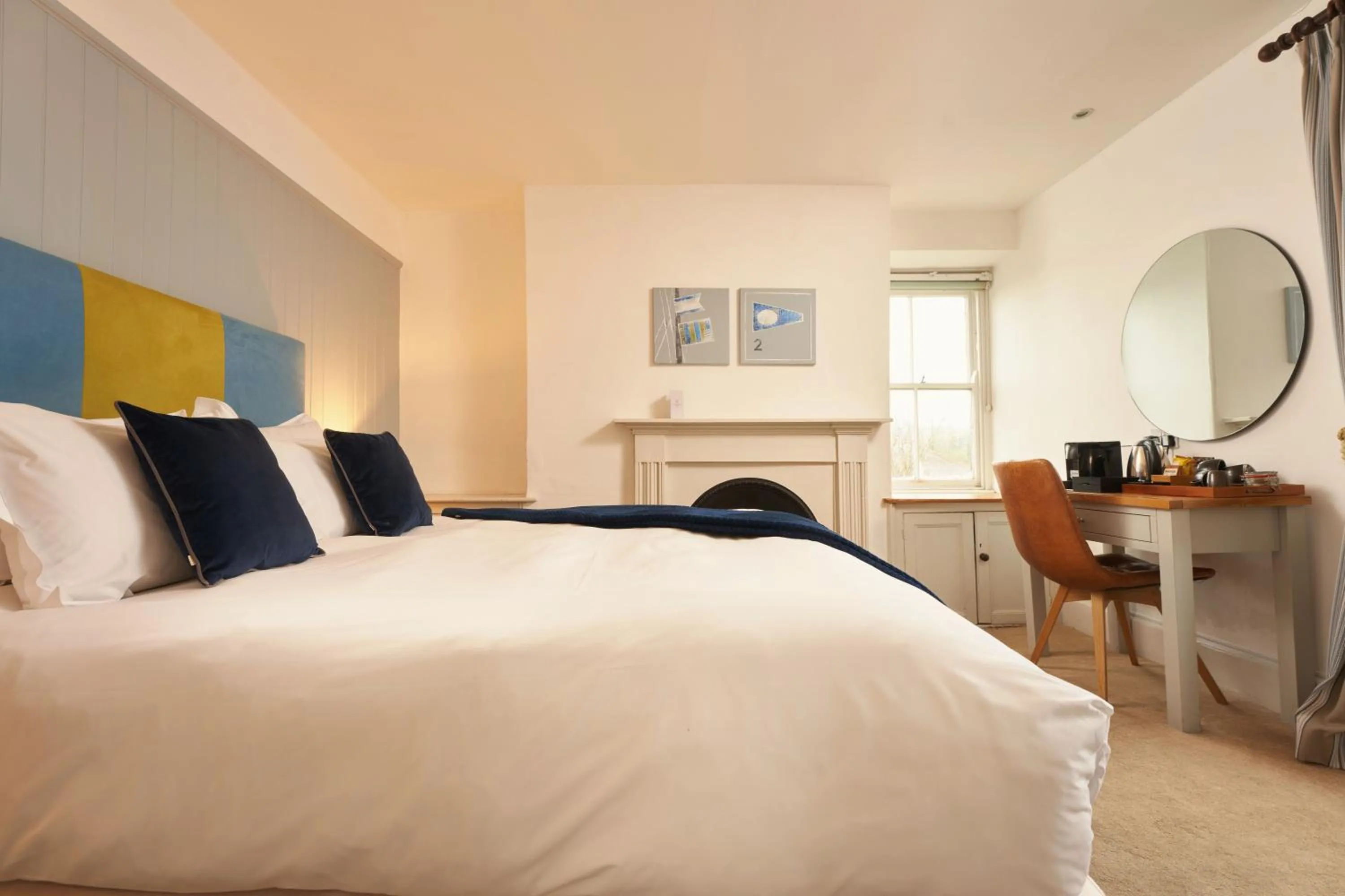 Bedroom, Bed in Rashleigh Arms