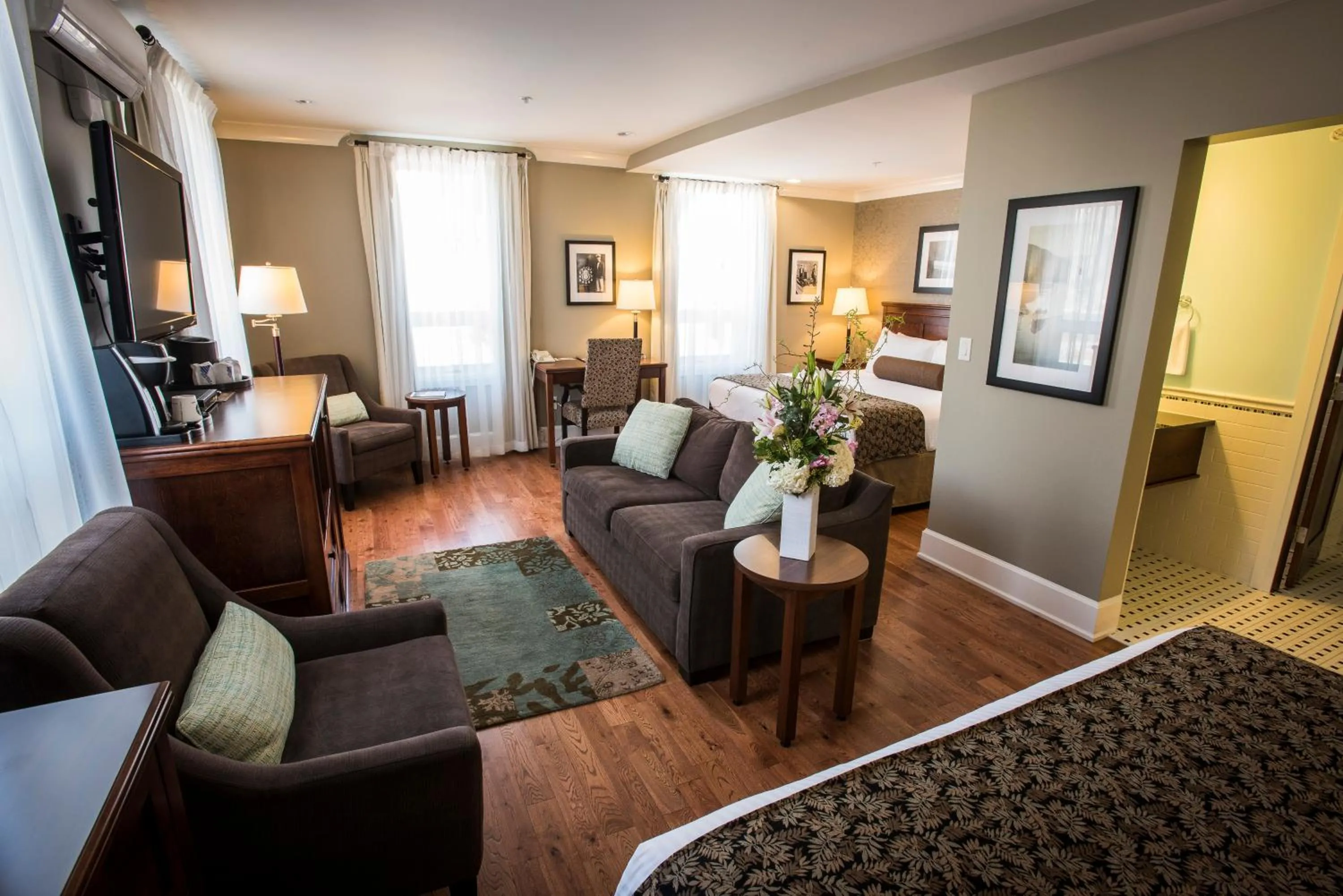 Living room, Bed in Hume Hotel & Spa