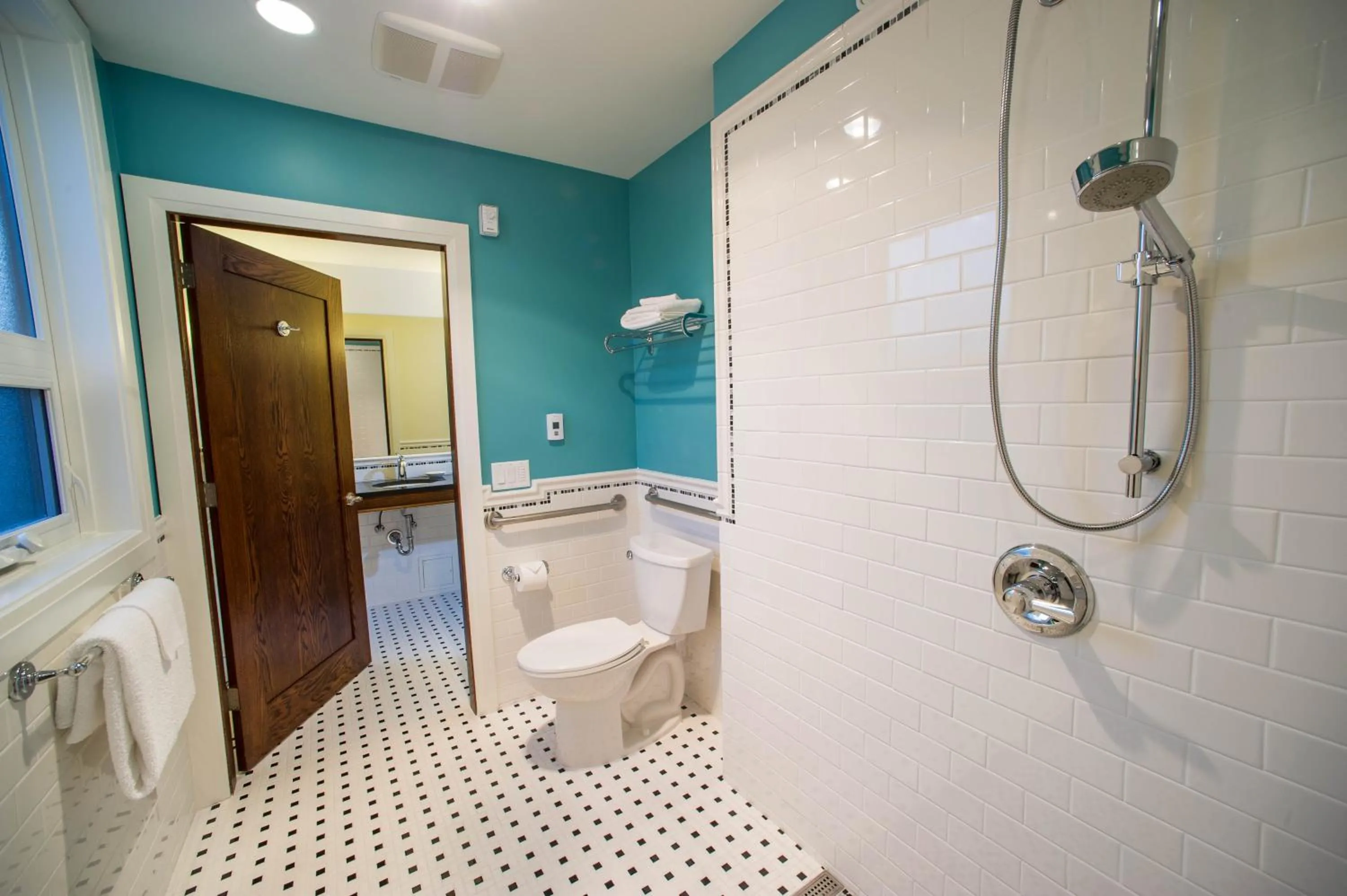 Shower in Hume Hotel & Spa