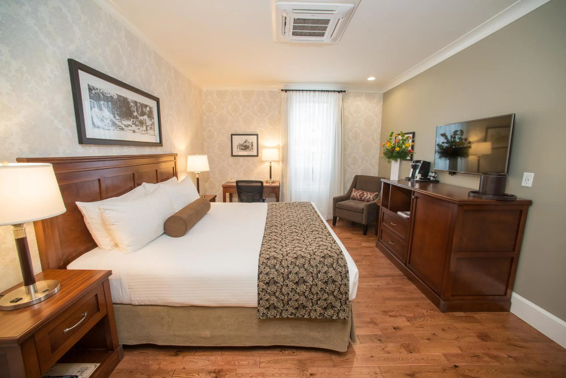 Photo of the whole room, Bed in Hume Hotel & Spa