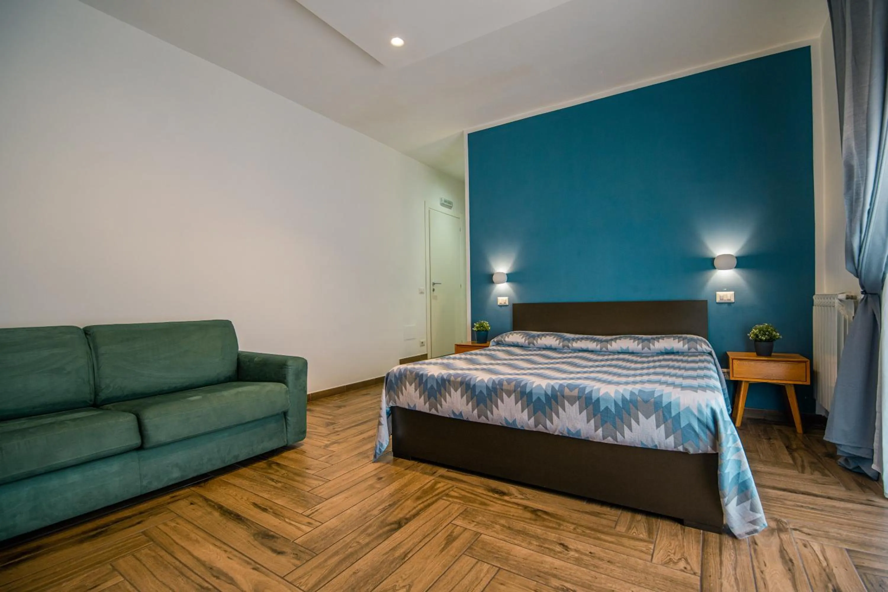 Photo of the whole room, Bed in HUB FERROVIARIO - 12 Posti Letto per il Tuo Gruppo a Napoli con Wifi e Netflix