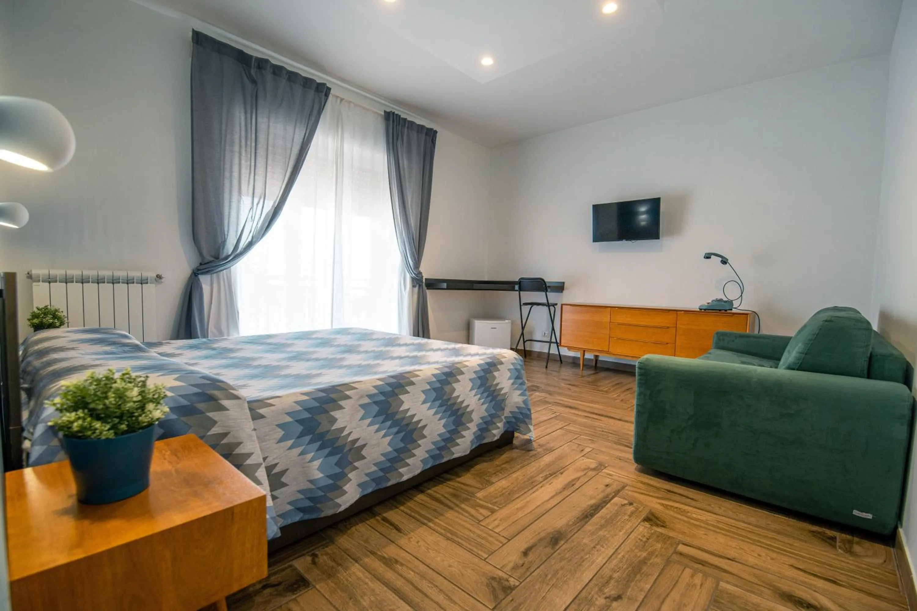 Photo of the whole room, Bed in HUB FERROVIARIO - 12 Posti Letto per il Tuo Gruppo a Napoli con Wifi e Netflix