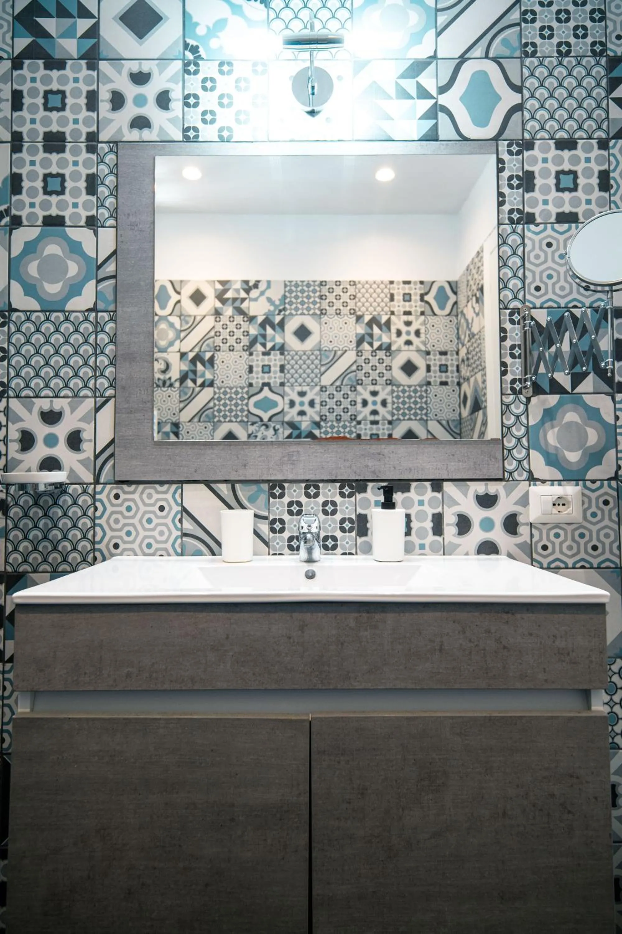 Bathroom in HUB FERROVIARIO - 12 Posti Letto per il Tuo Gruppo a Napoli con Wifi e Netflix