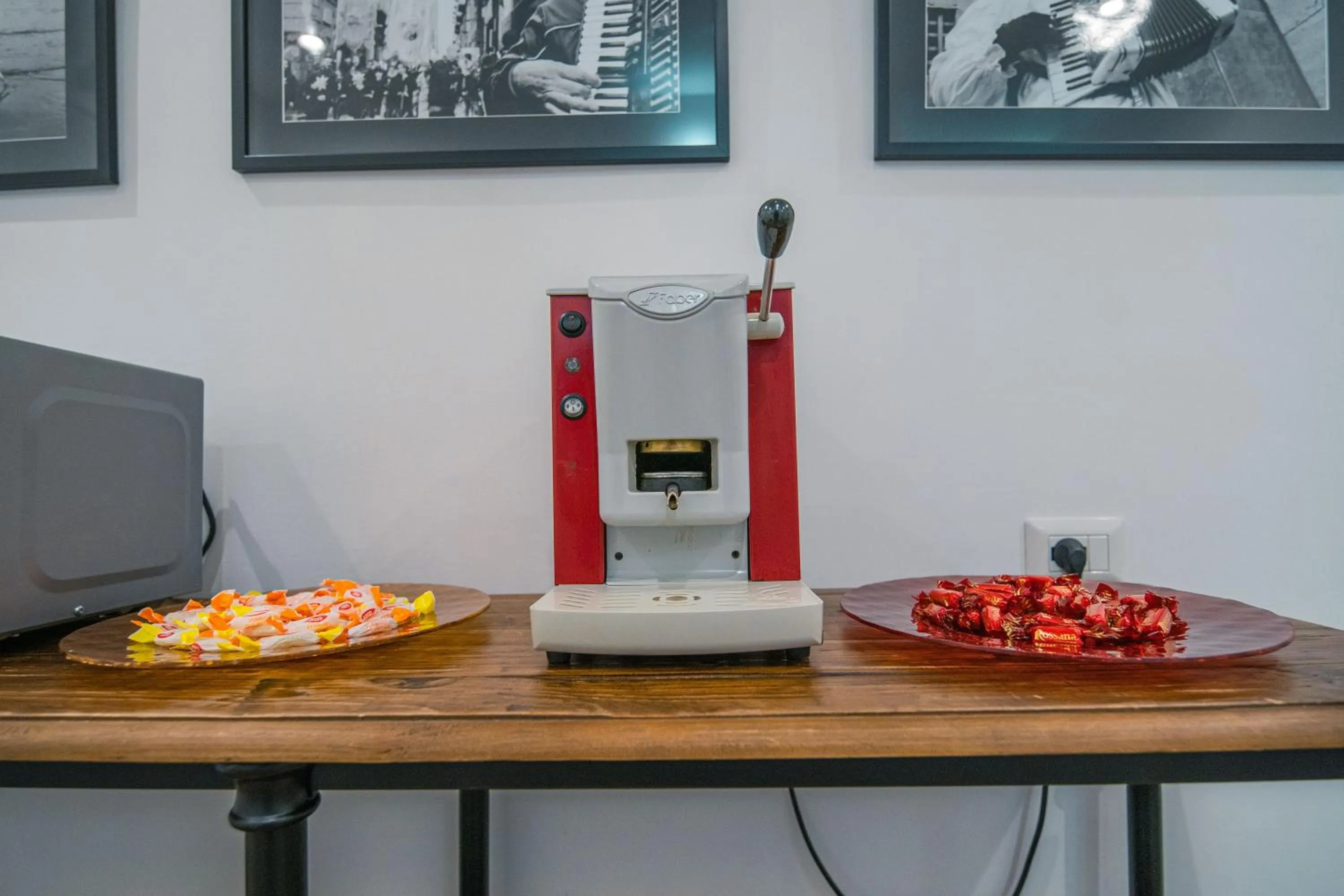 Lobby or reception in HUB FERROVIARIO - 12 Posti Letto per il Tuo Gruppo a Napoli con Wifi e Netflix