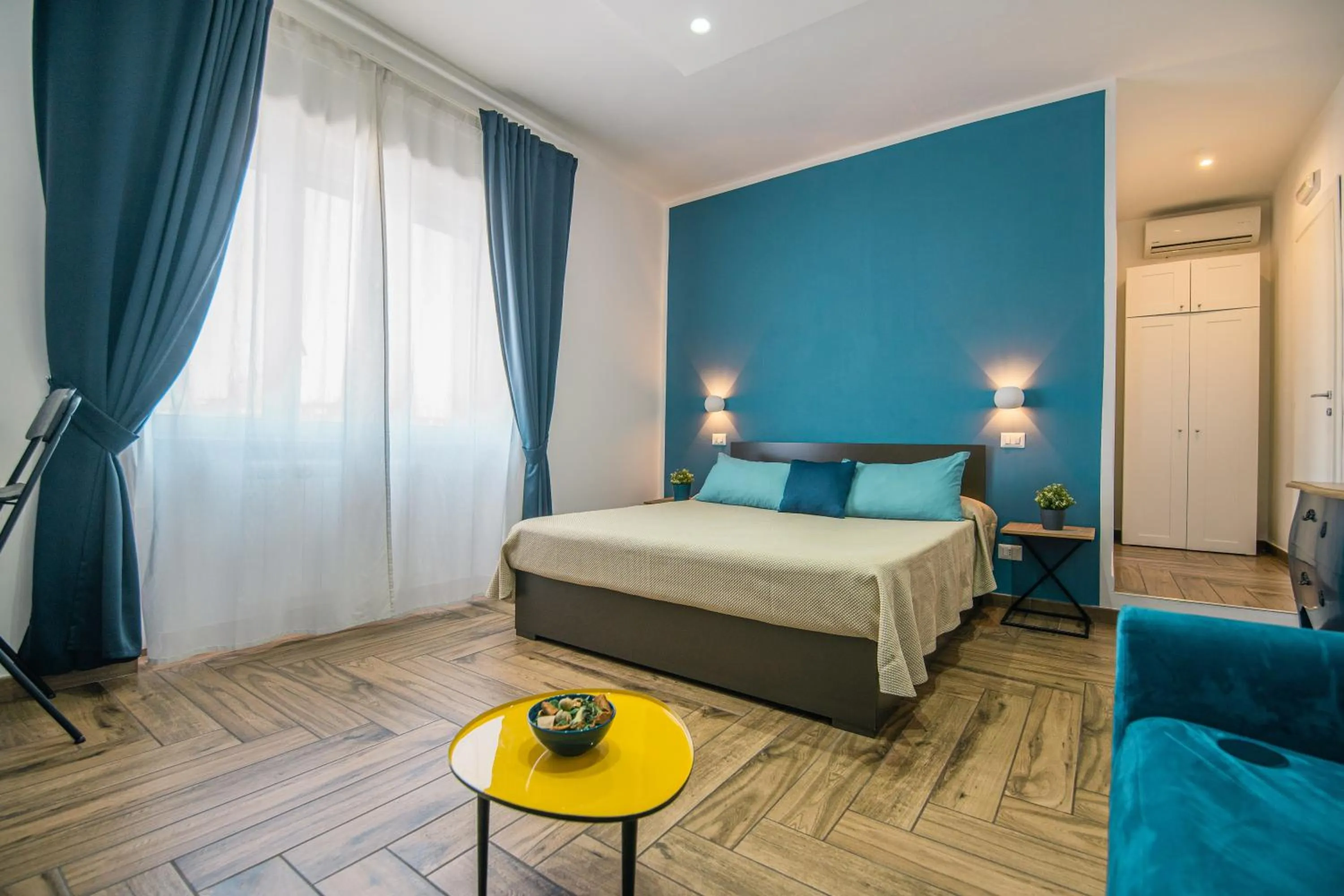 Photo of the whole room, Bed in HUB FERROVIARIO - 12 Posti Letto per il Tuo Gruppo a Napoli con Wifi e Netflix