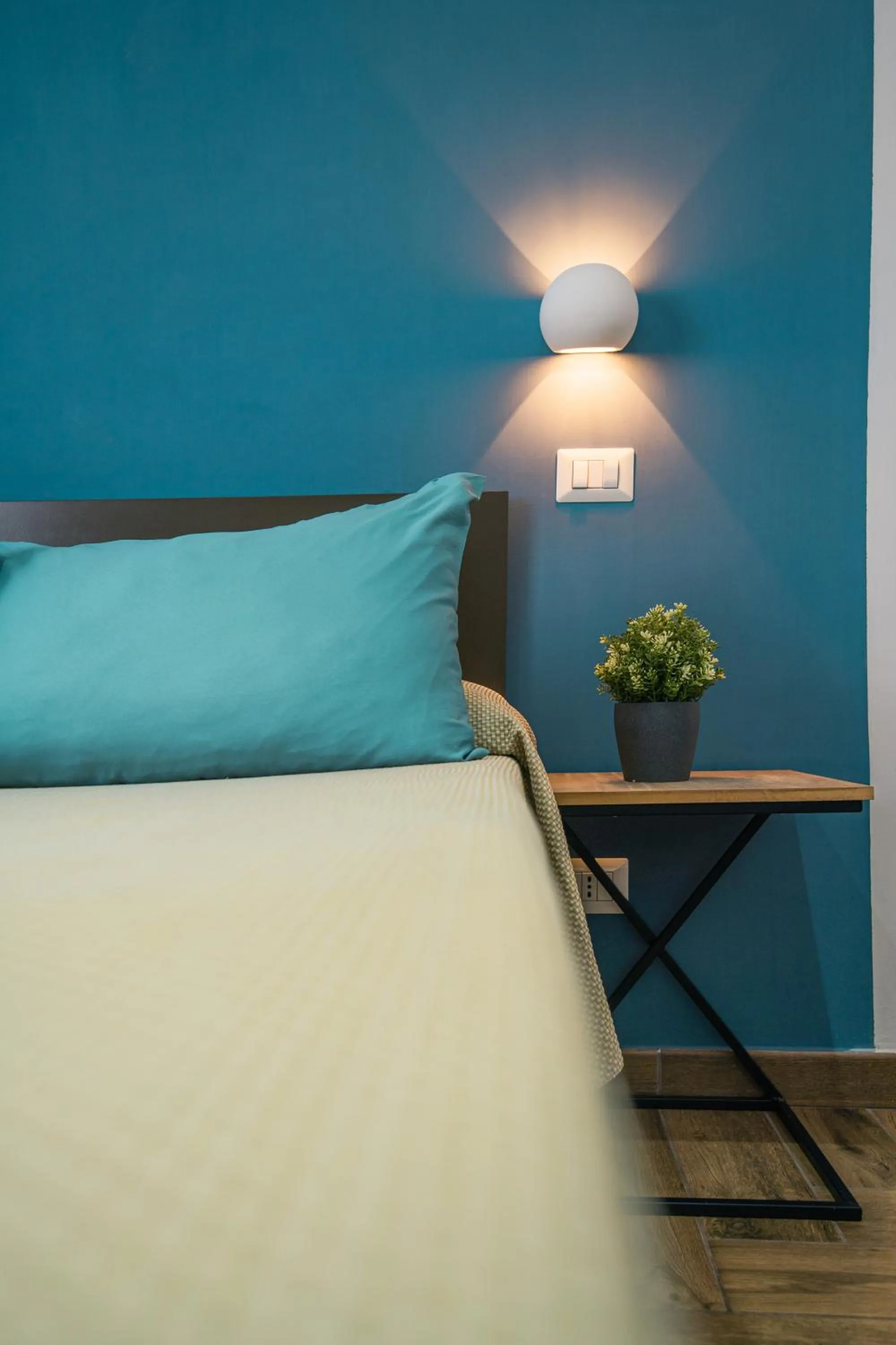 Decorative detail, Bed in HUB FERROVIARIO - 12 Posti Letto per il Tuo Gruppo a Napoli con Wifi e Netflix