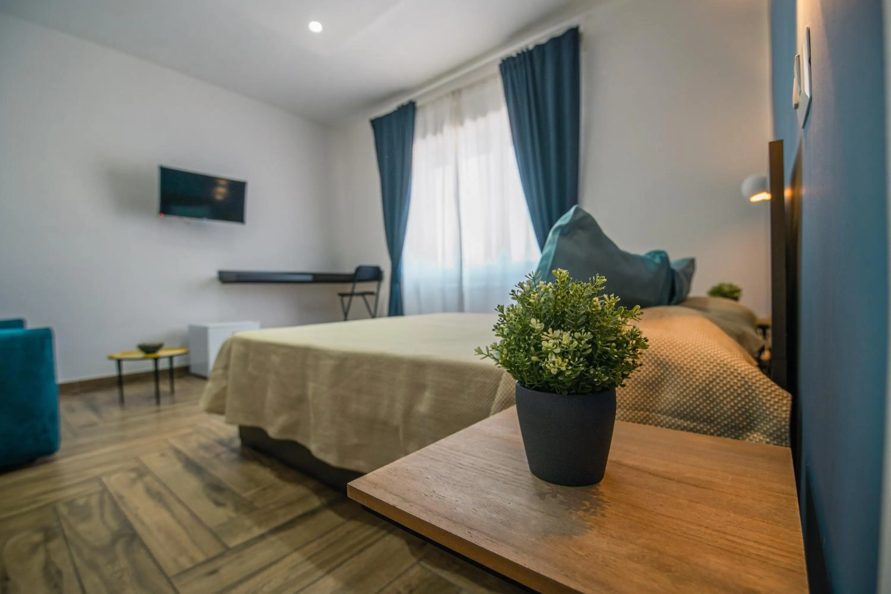 Photo of the whole room, Bed in HUB FERROVIARIO - 12 Posti Letto per il Tuo Gruppo a Napoli con Wifi e Netflix