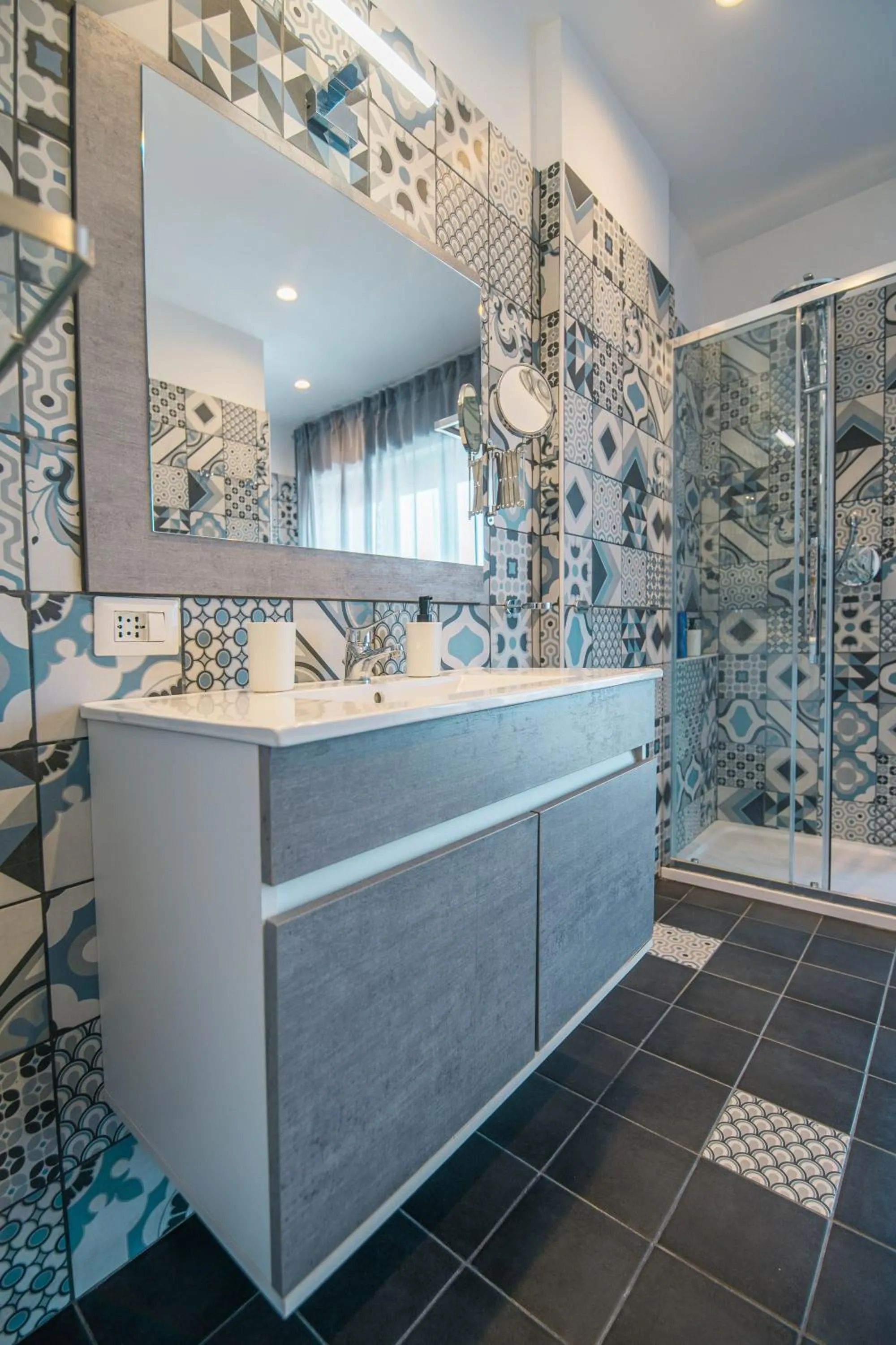 Bathroom in HUB FERROVIARIO - 12 Posti Letto per il Tuo Gruppo a Napoli con Wifi e Netflix