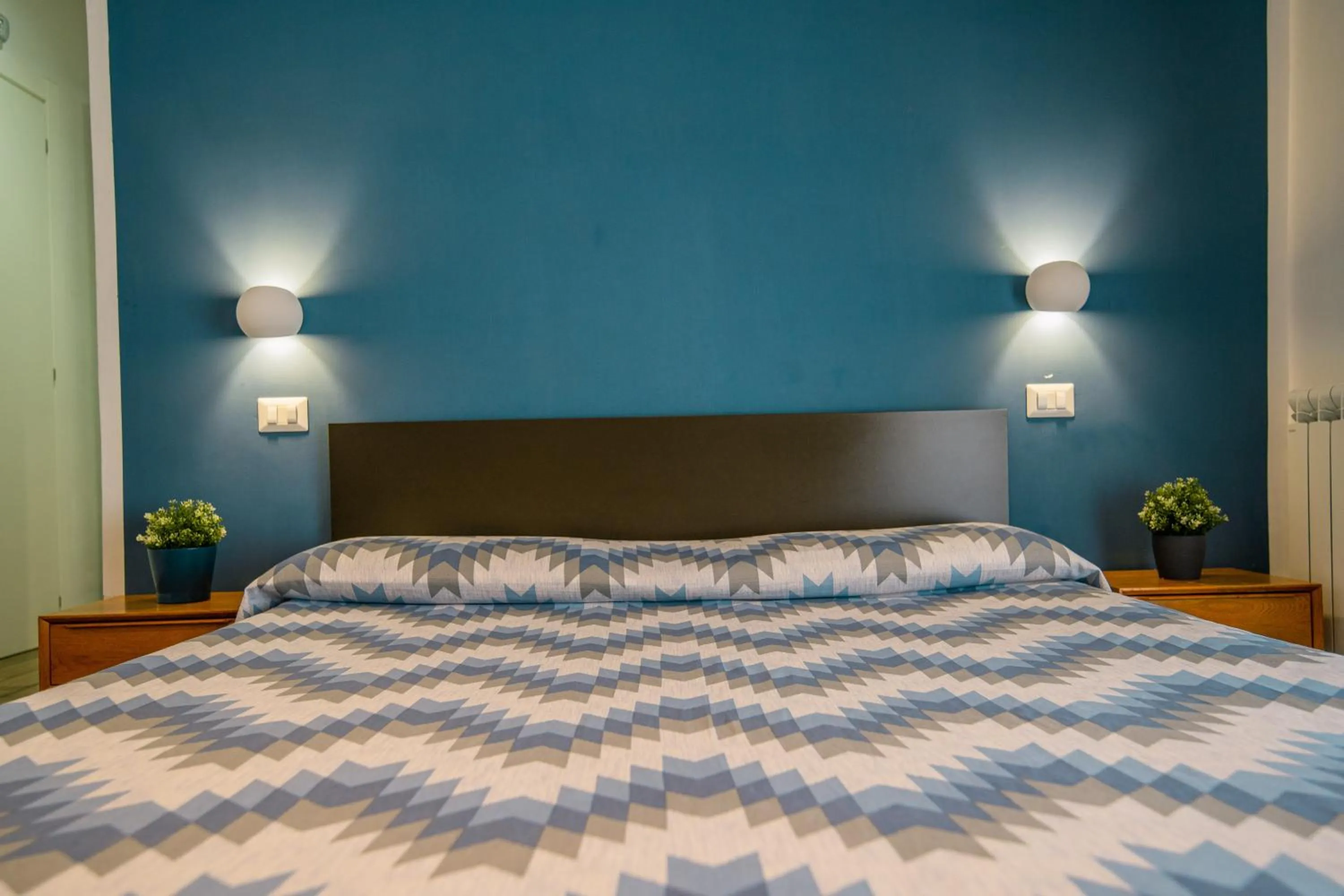 Bed in HUB FERROVIARIO - 12 Posti Letto per il Tuo Gruppo a Napoli con Wifi e Netflix