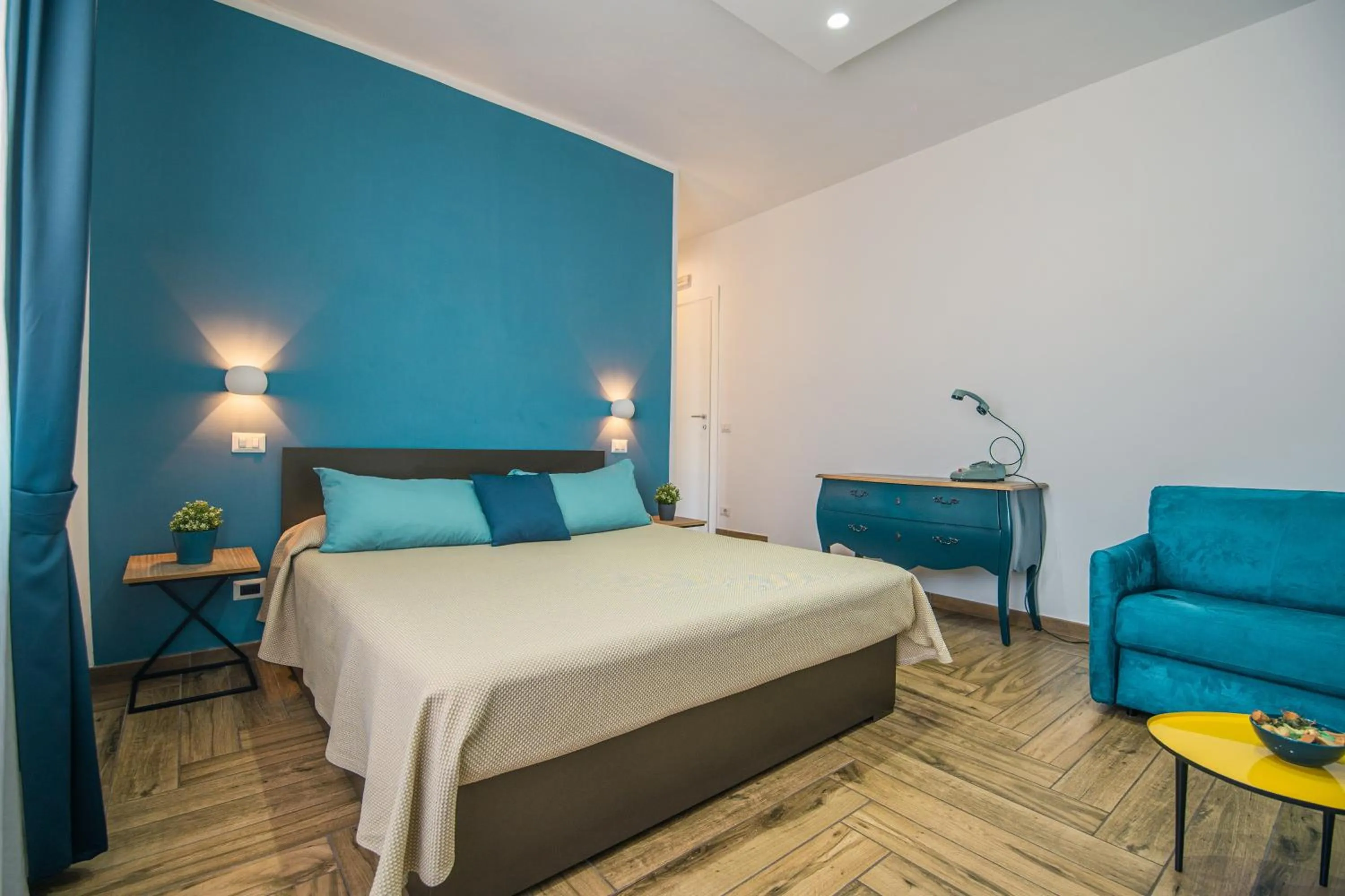 Photo of the whole room, Bed in HUB FERROVIARIO - 12 Posti Letto per il Tuo Gruppo a Napoli con Wifi e Netflix