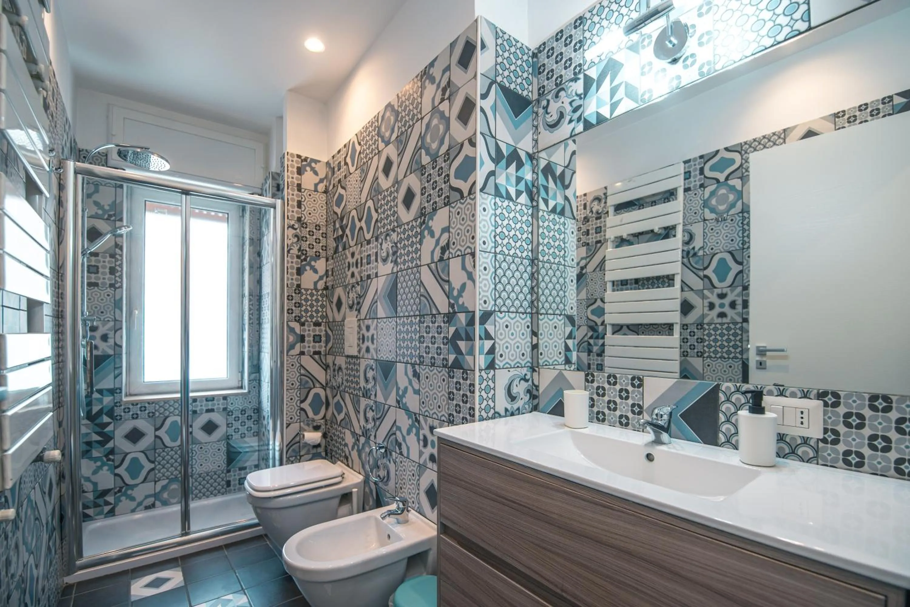 Bathroom in HUB FERROVIARIO - 12 Posti Letto per il Tuo Gruppo a Napoli con Wifi e Netflix