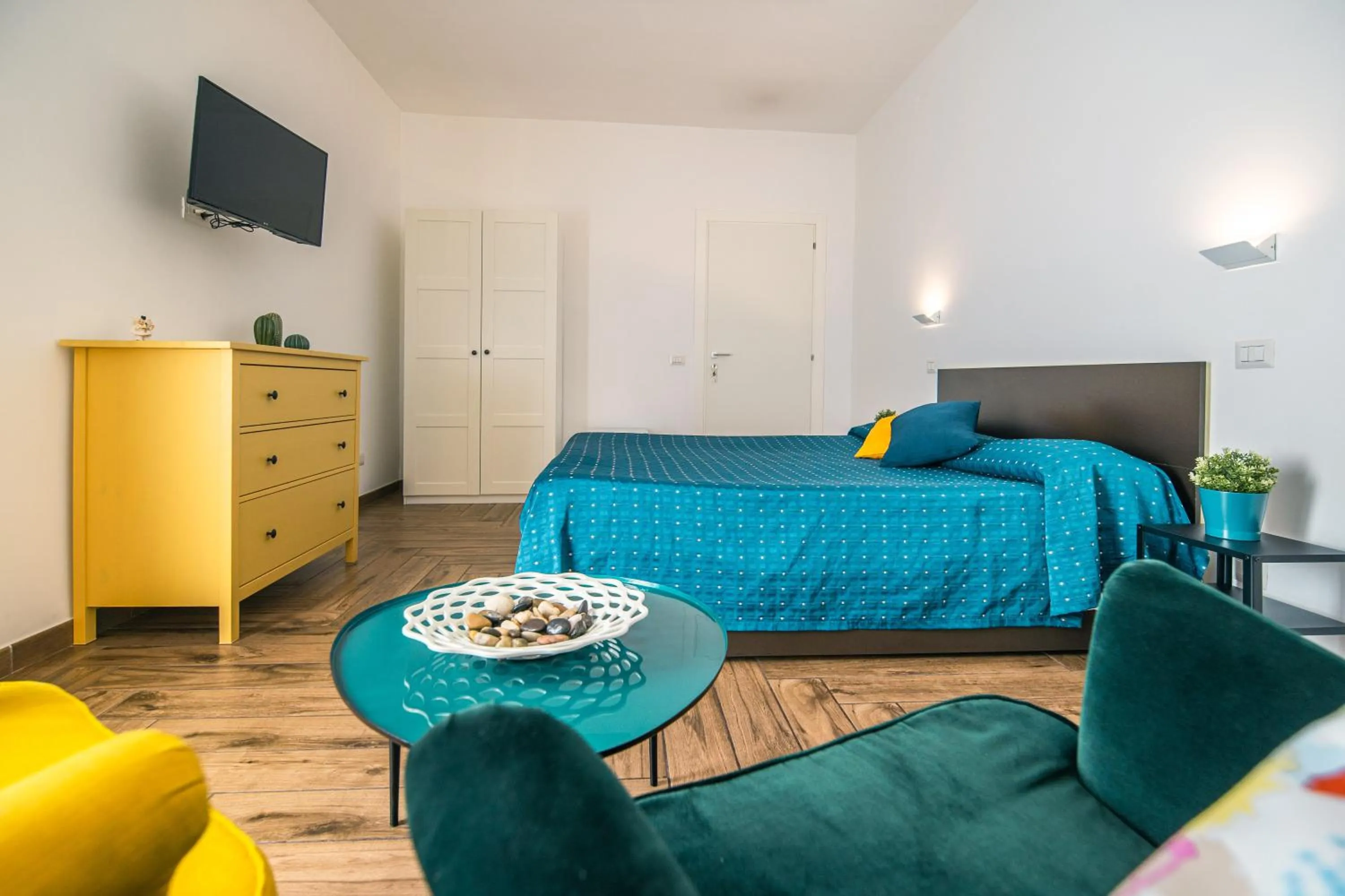 Photo of the whole room, Bed in HUB FERROVIARIO - 12 Posti Letto per il Tuo Gruppo a Napoli con Wifi e Netflix