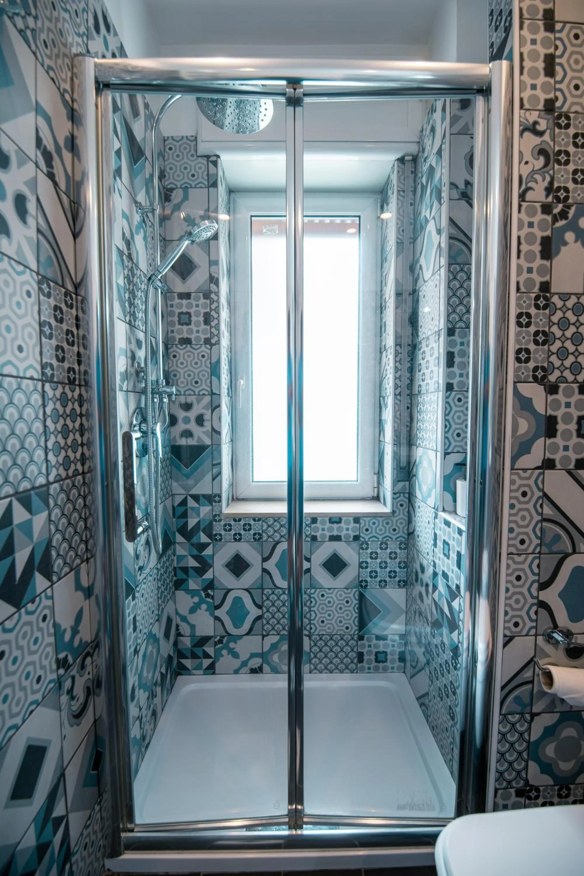 Shower in HUB FERROVIARIO - 12 Posti Letto per il Tuo Gruppo a Napoli con Wifi e Netflix