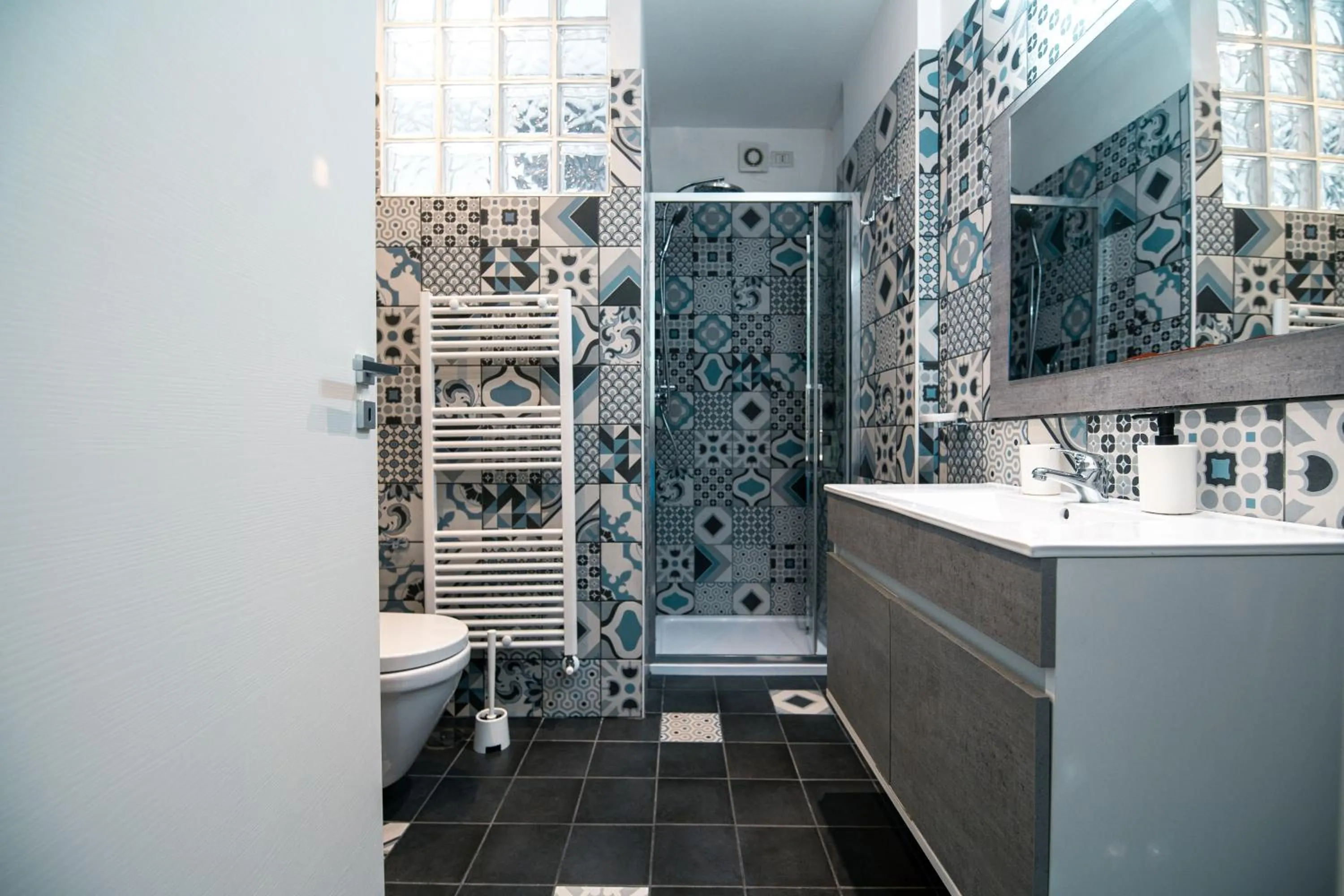 Bathroom in HUB FERROVIARIO - 12 Posti Letto per il Tuo Gruppo a Napoli con Wifi e Netflix