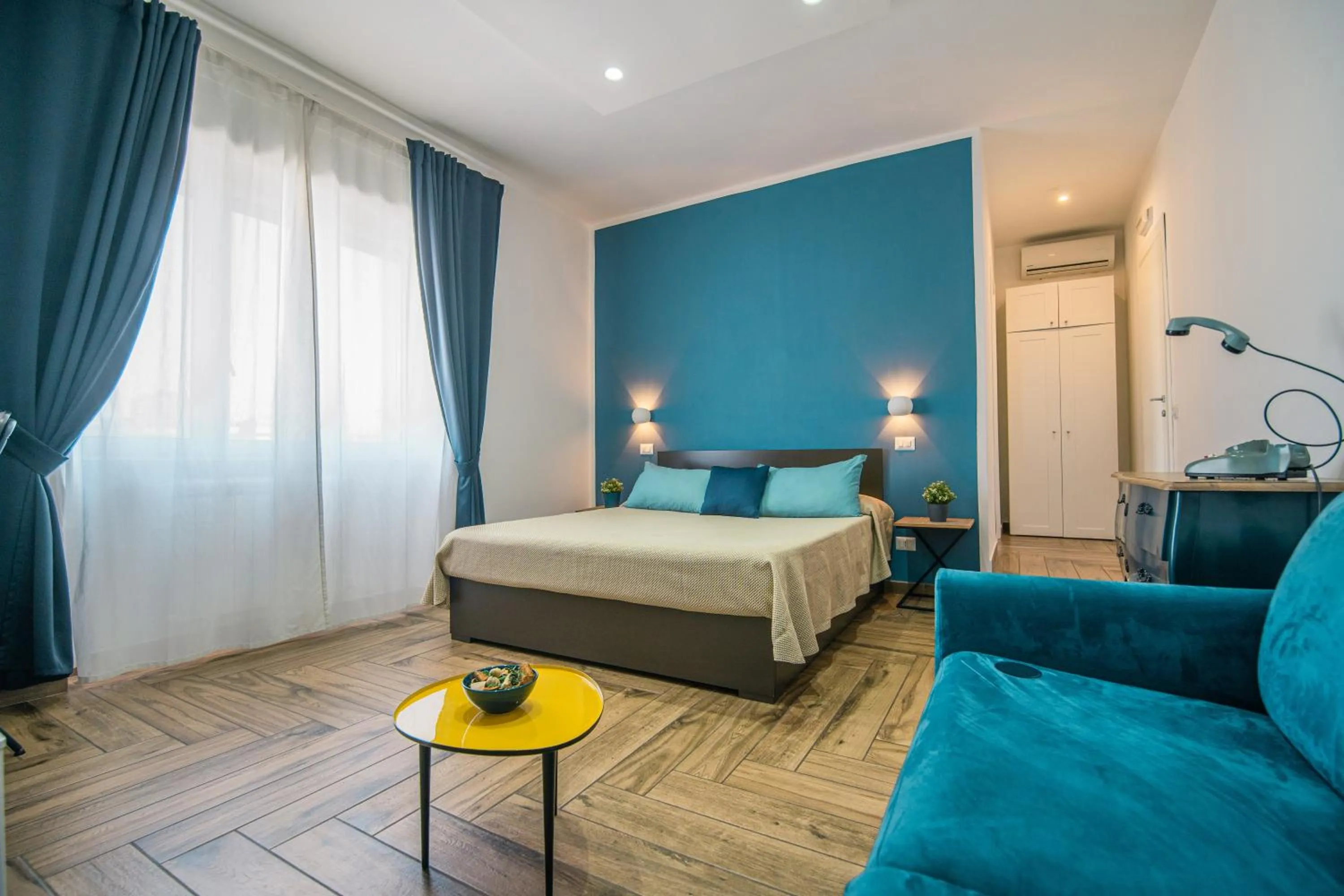 Photo of the whole room, Bed in HUB FERROVIARIO - 12 Posti Letto per il Tuo Gruppo a Napoli con Wifi e Netflix