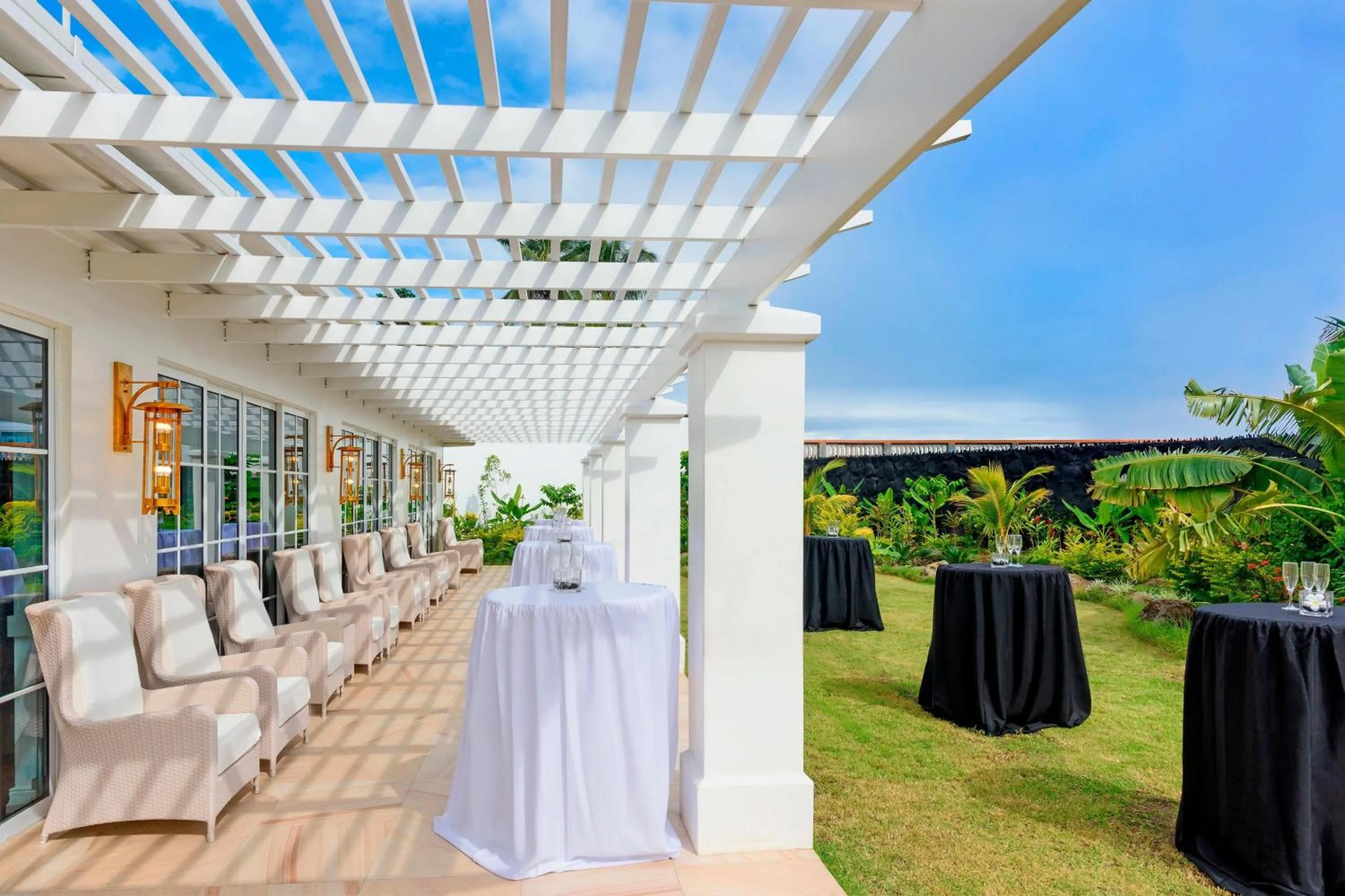 Lounge or bar in Sheraton Samoa Aggie Grey's Hotel & Bungalows