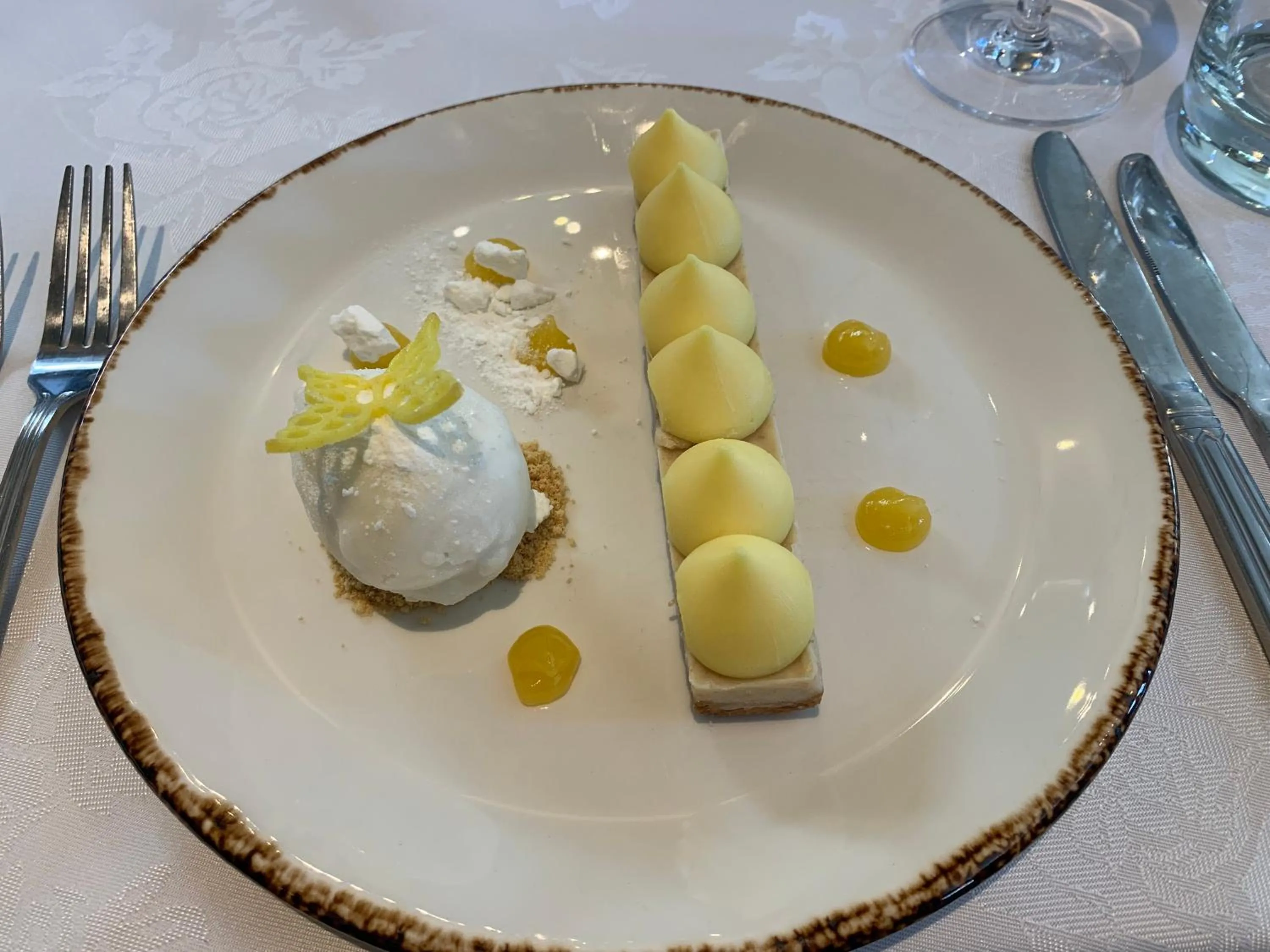 Restaurant/places to eat in Avisford Park Hotel