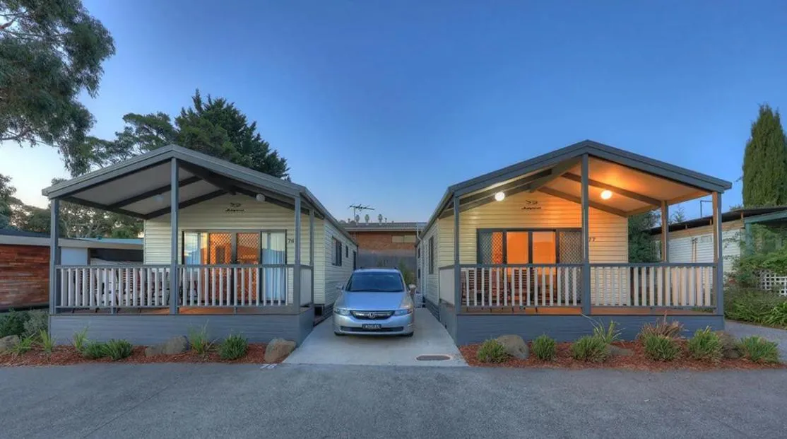 Two-Bedroom Deluxe Family Cabin in Airport Tourist Village Melbourne