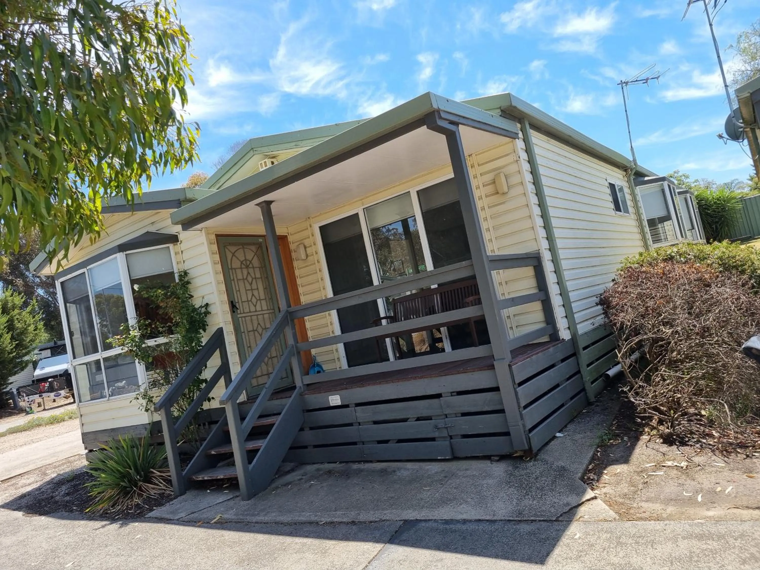 Four-Bedroom Deluxe Cabin in Airport Tourist Village Melbourne
