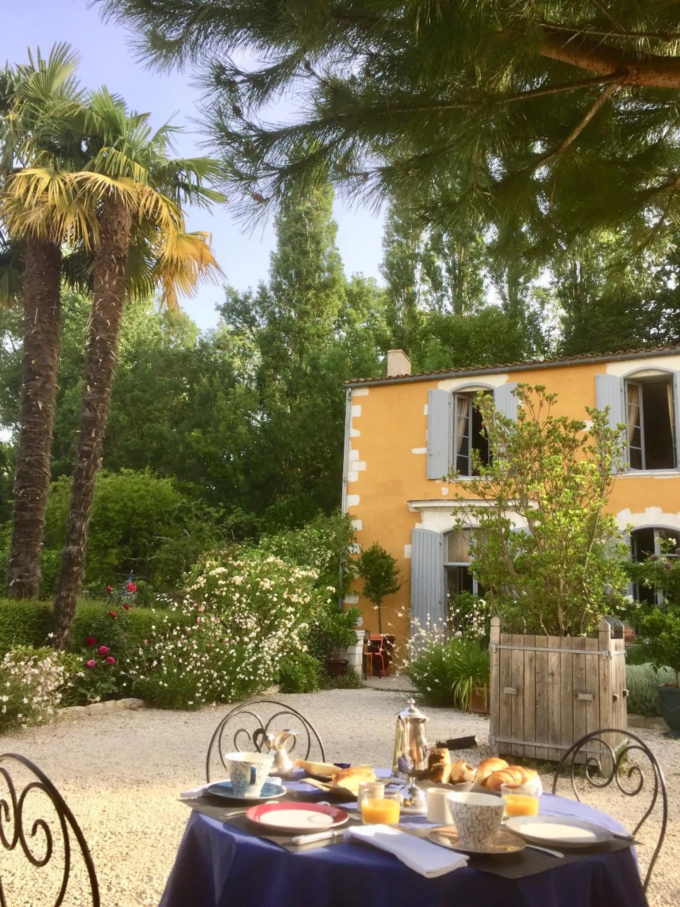 Garden view in Chambres d'hôtes La Borderie du Gô près de La Rochelle - Nieul