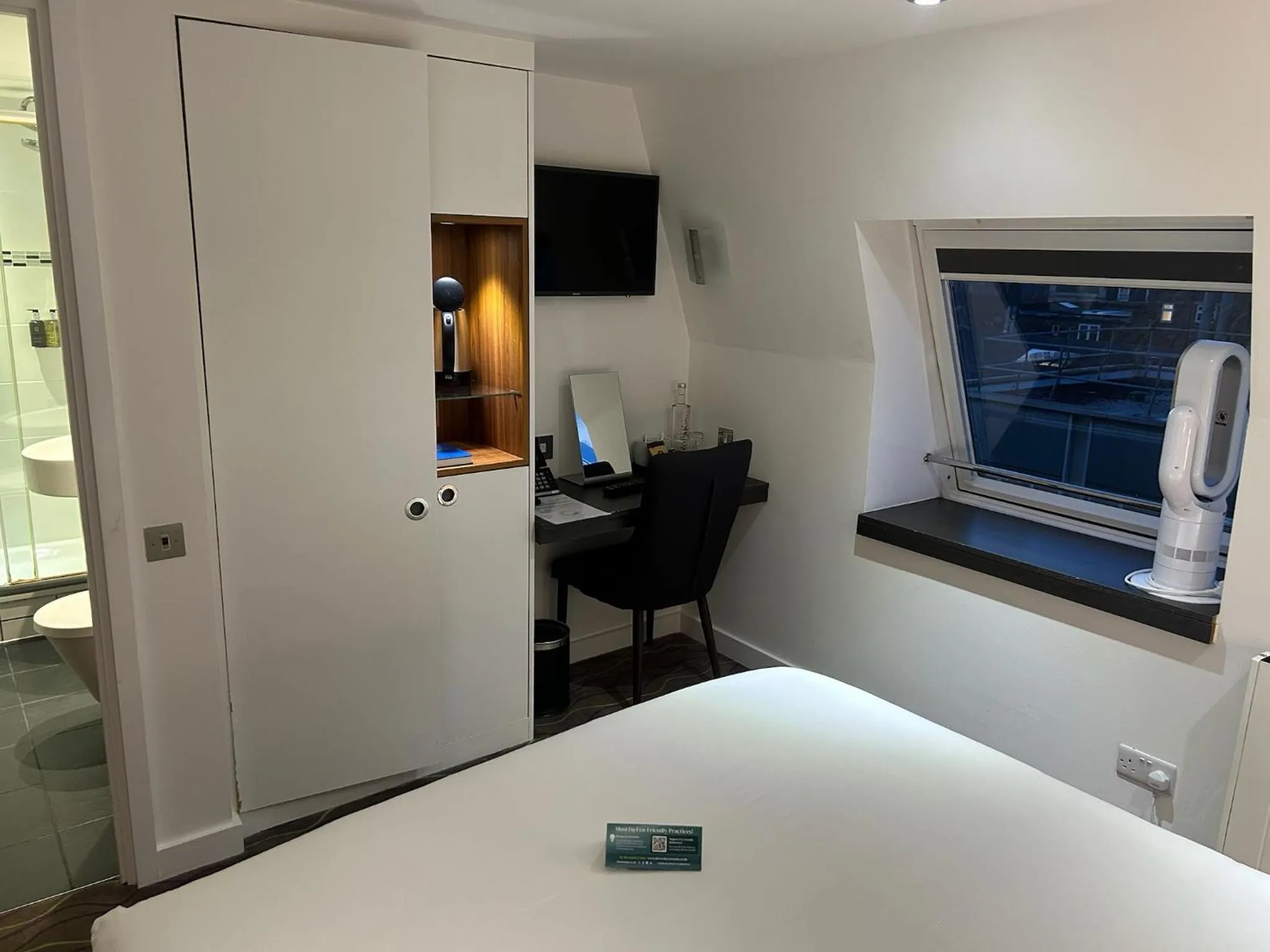 Bedroom, Bed in The Wesley Euston